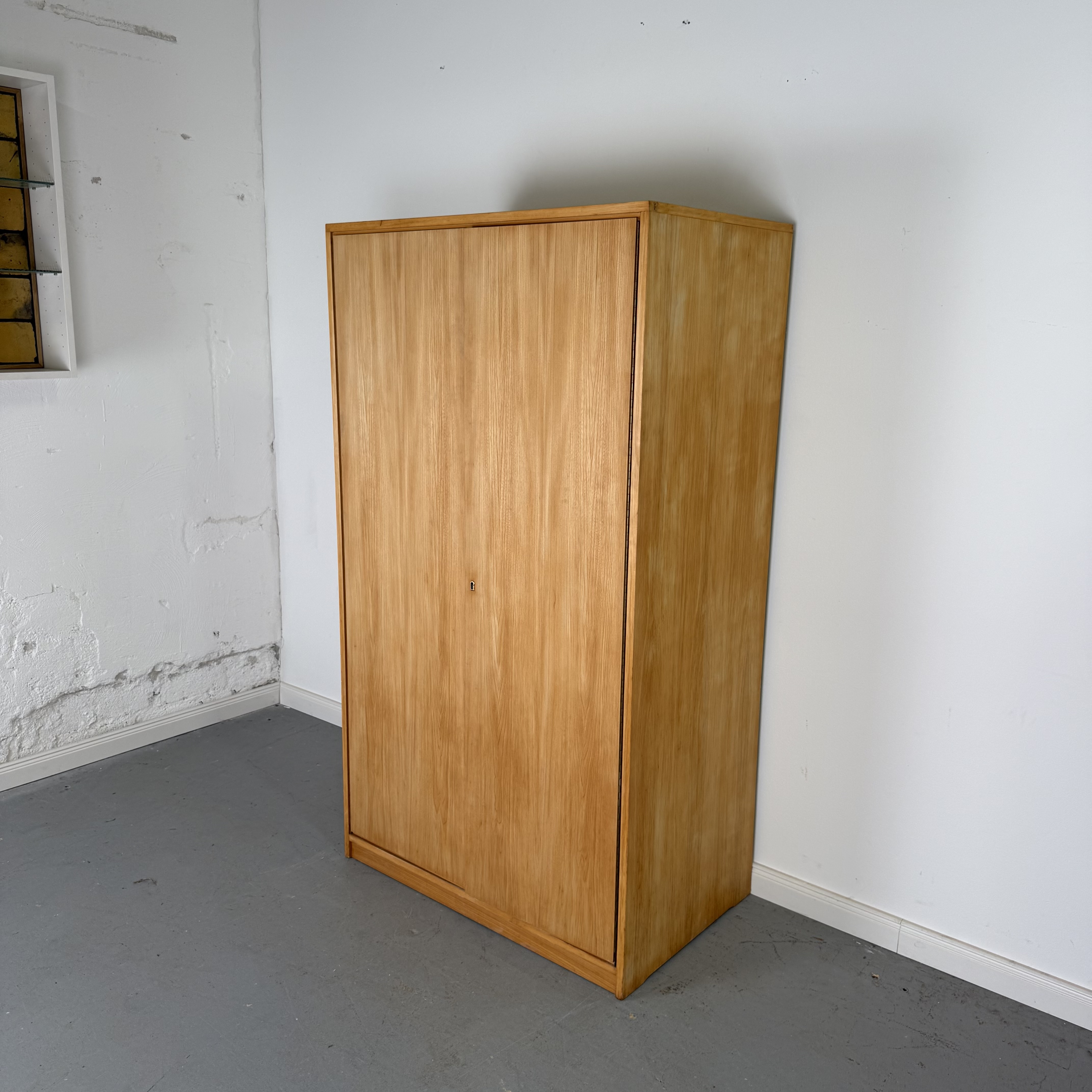Schicker WKS Kleiderschrank im 60er Jahre Design Schicker WKS Kleiderschrank im 60er Jahre Design