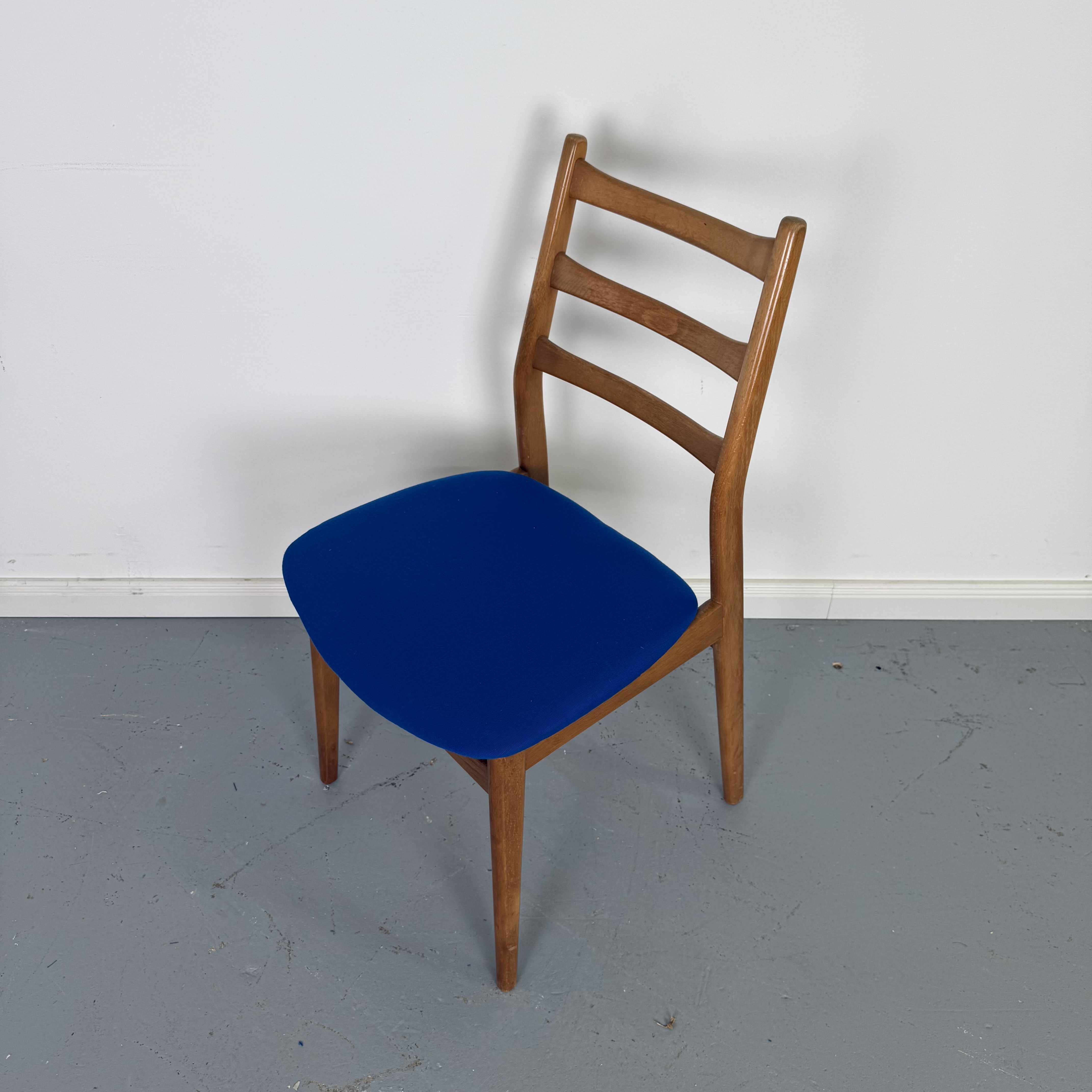 Casala Stühle mit knallblauem Bezug im Mid-Century Design Casala Stühle mit knallblauem Bezug im Mid-Century Design