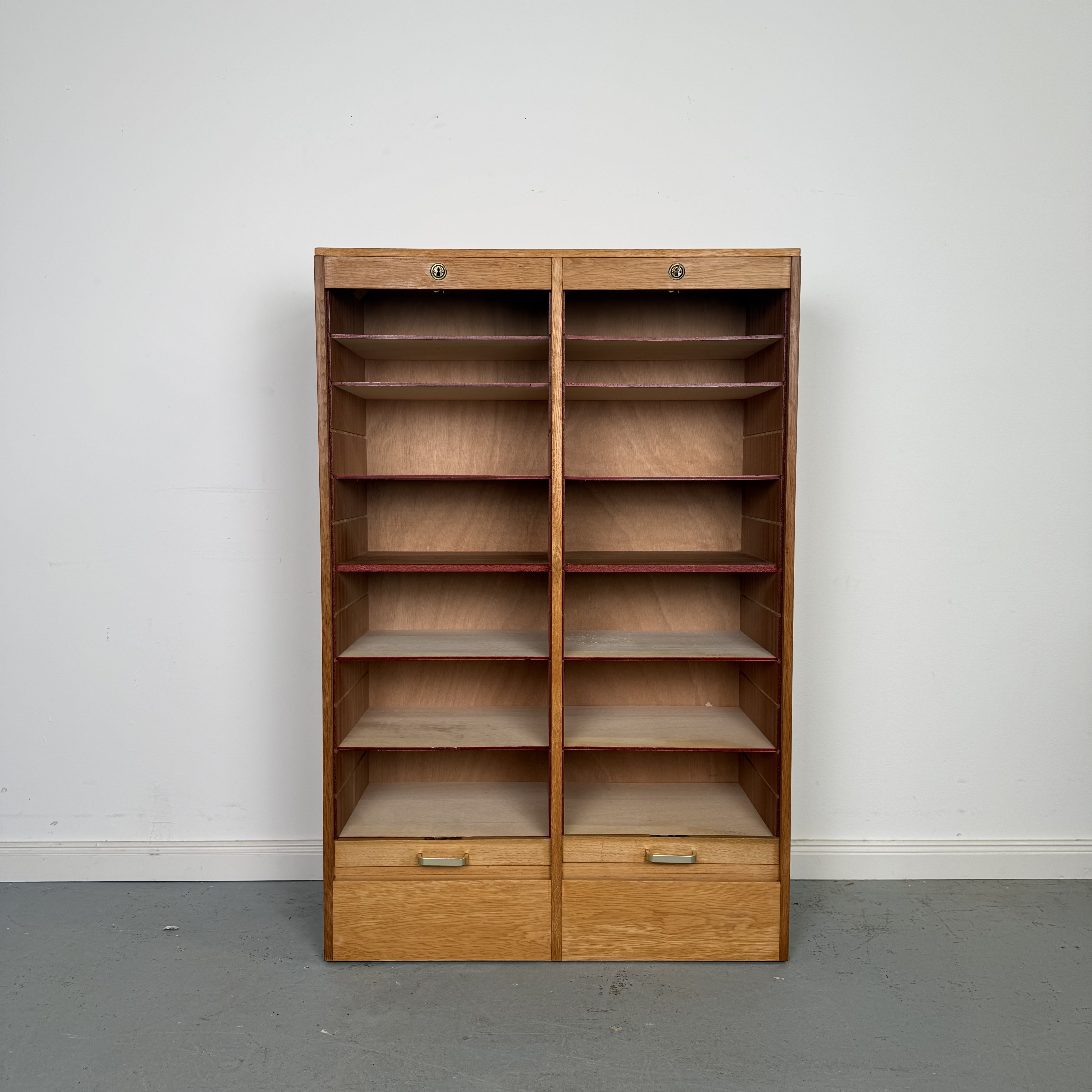 Kompakter Rollladenschrank mit zwei Rollläden aus Holz