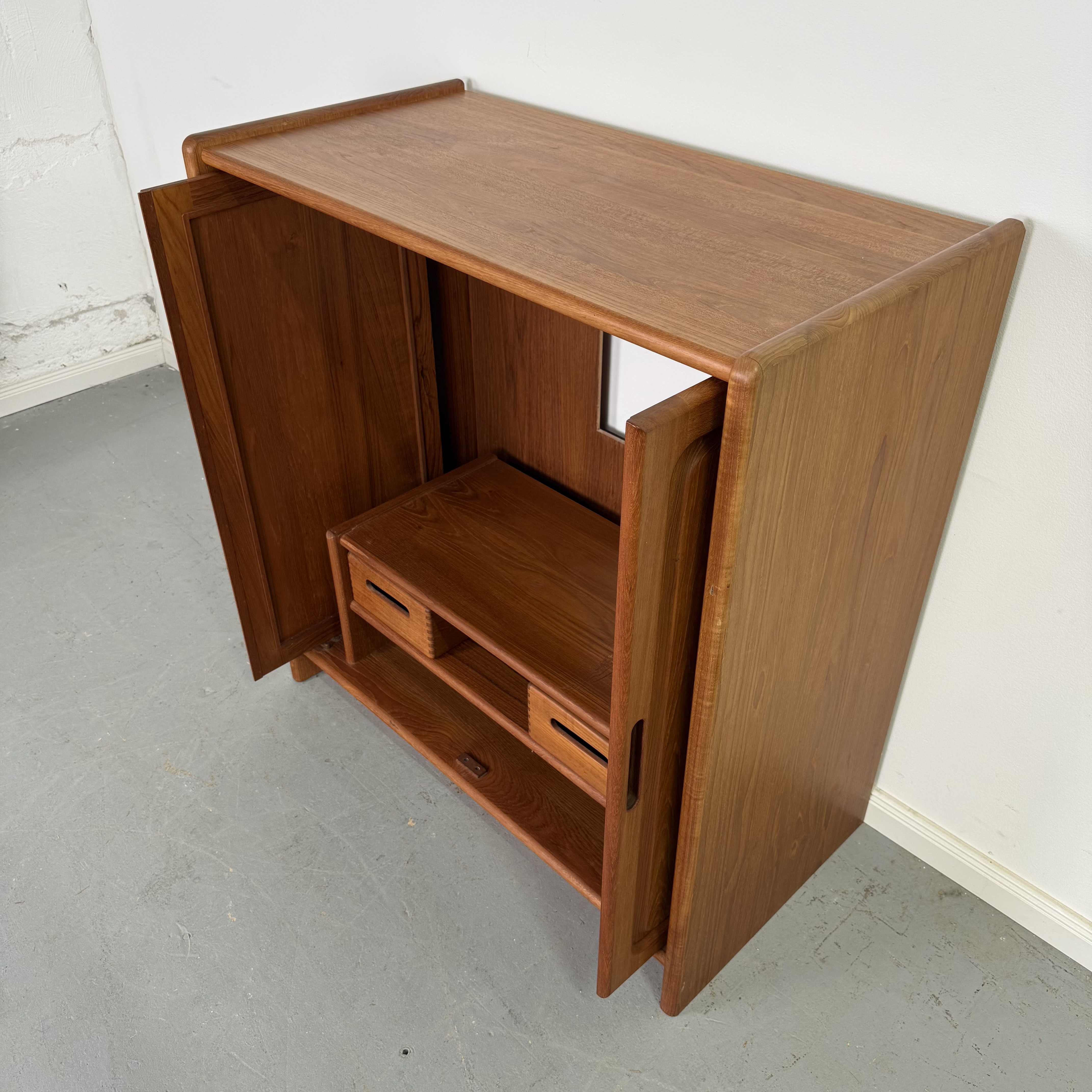 hochwertiger massiver Teak Fernsehschrank hochwertiger massiver Teak Fernsehschrank