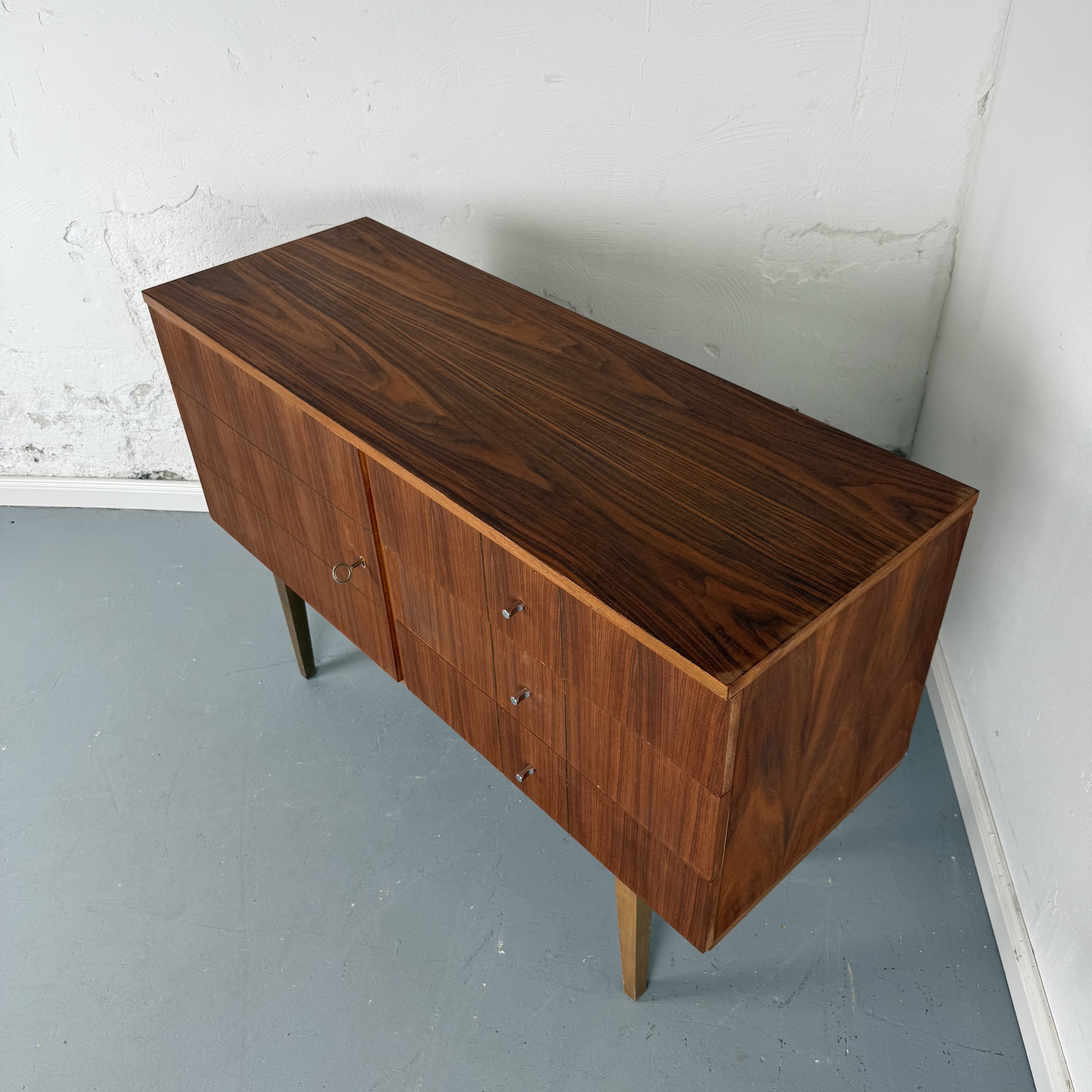 Elegantes 60er Jahre Sideboard aus Nussbaum Elegantes 60er Jahre Sideboard aus Nussbaum