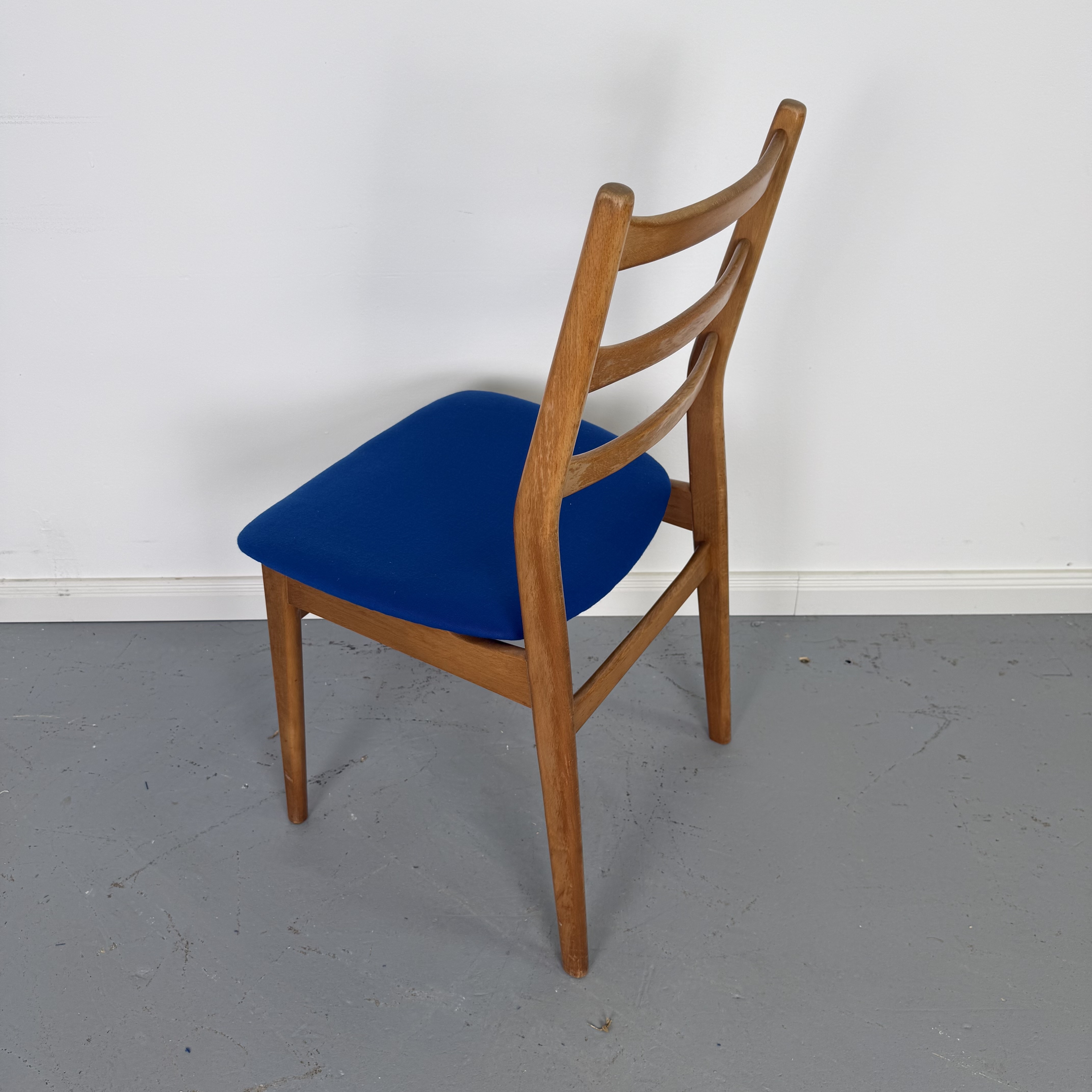 Casala Stühle mit knallblauem Bezug im Mid-Century Design Casala Stühle mit knallblauem Bezug im Mid-Century Design