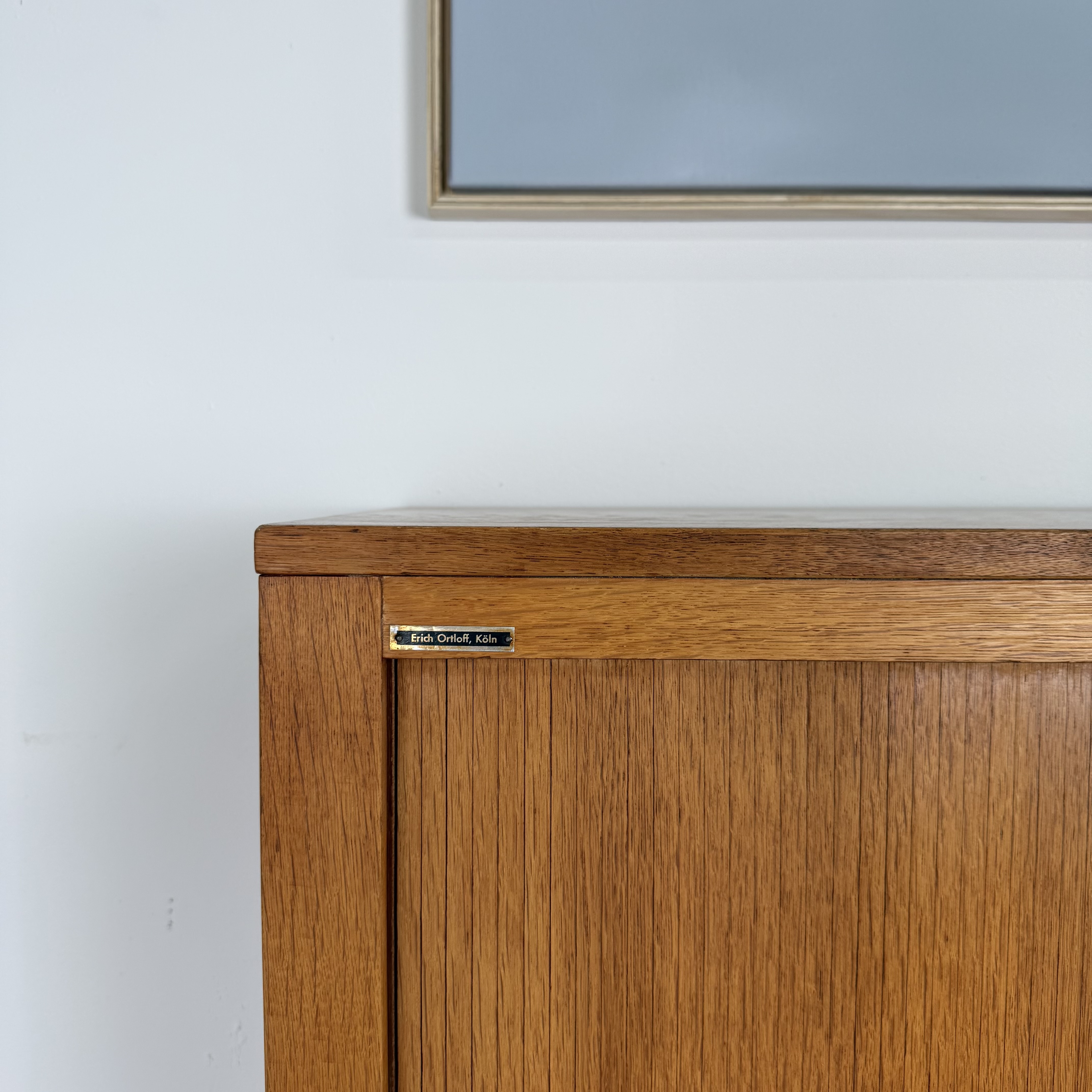 Besonderes Sideboard mit seitlich laufendem Rollladen im Mid Century Stil