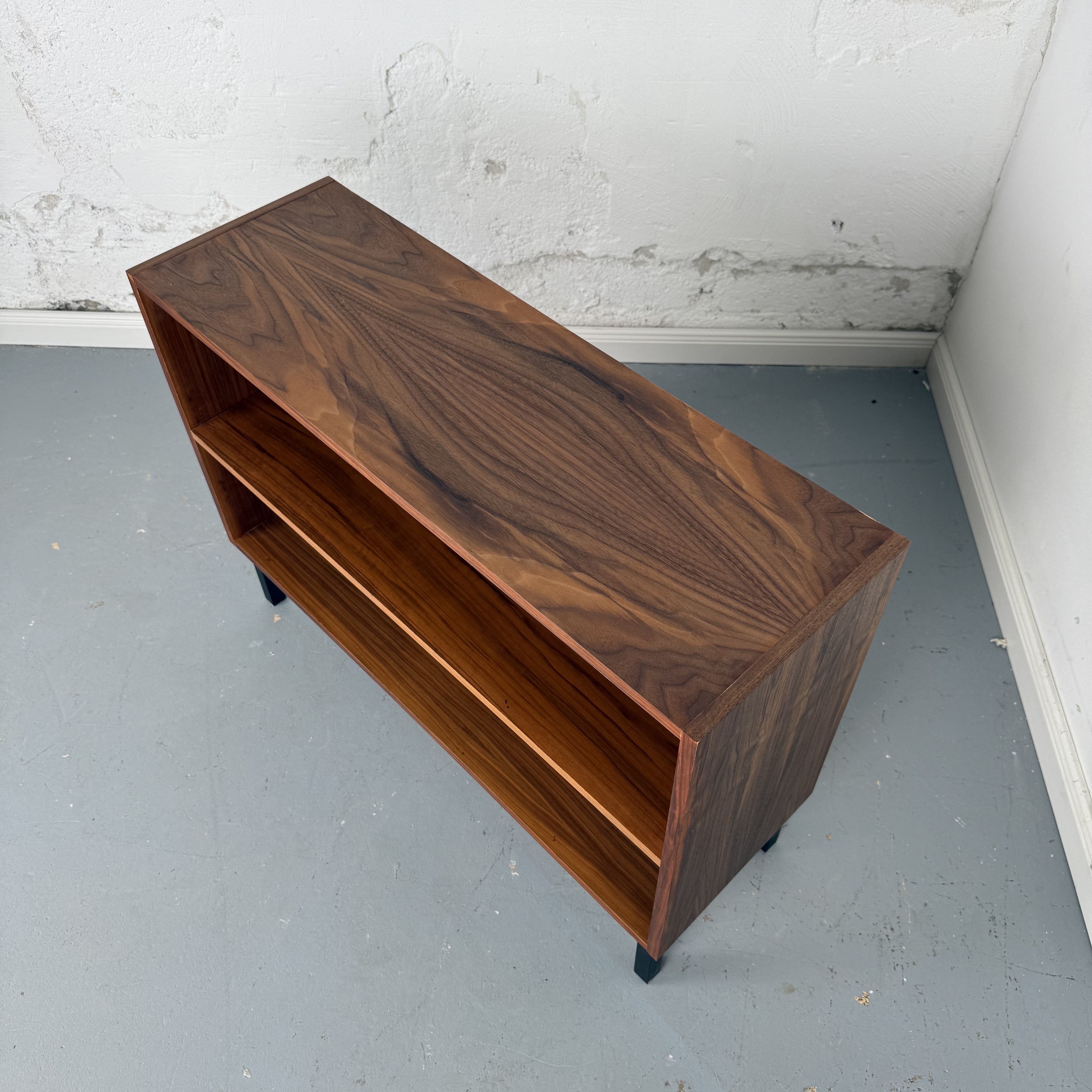 Formschönes Regal im Mid Century Stil Formschönes Regal im Mid Century Stil