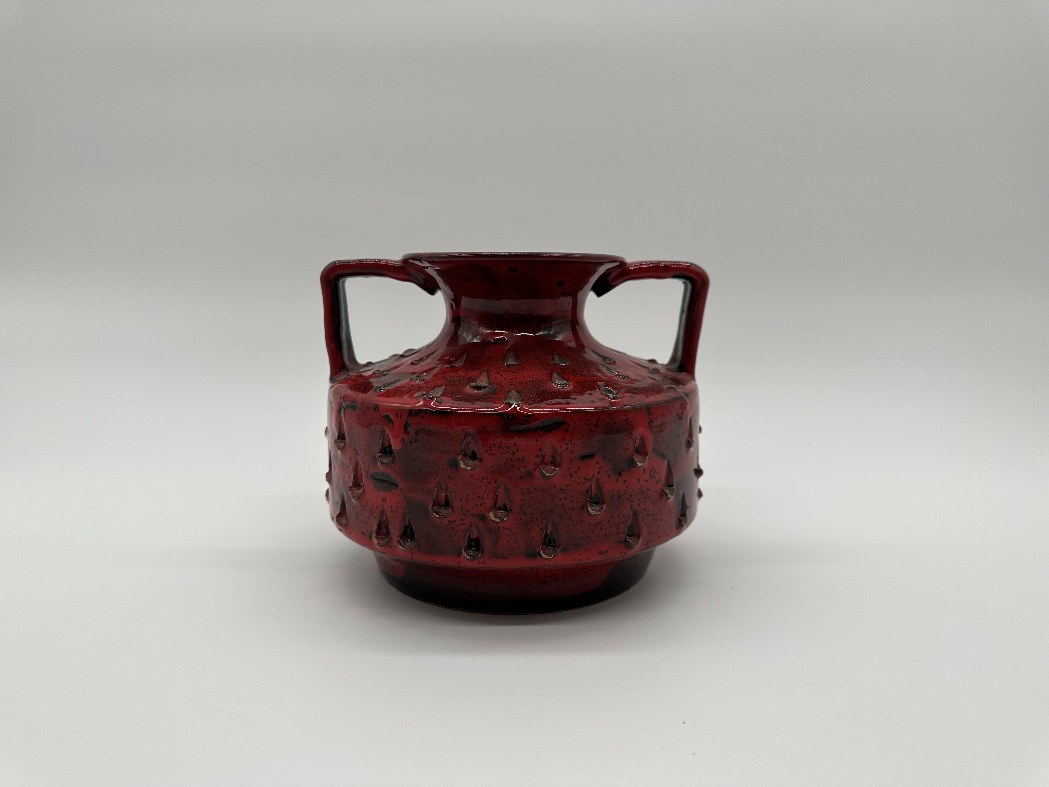 Vintage Rote Doppelhenkel Vase mit Erdbeer Dekor