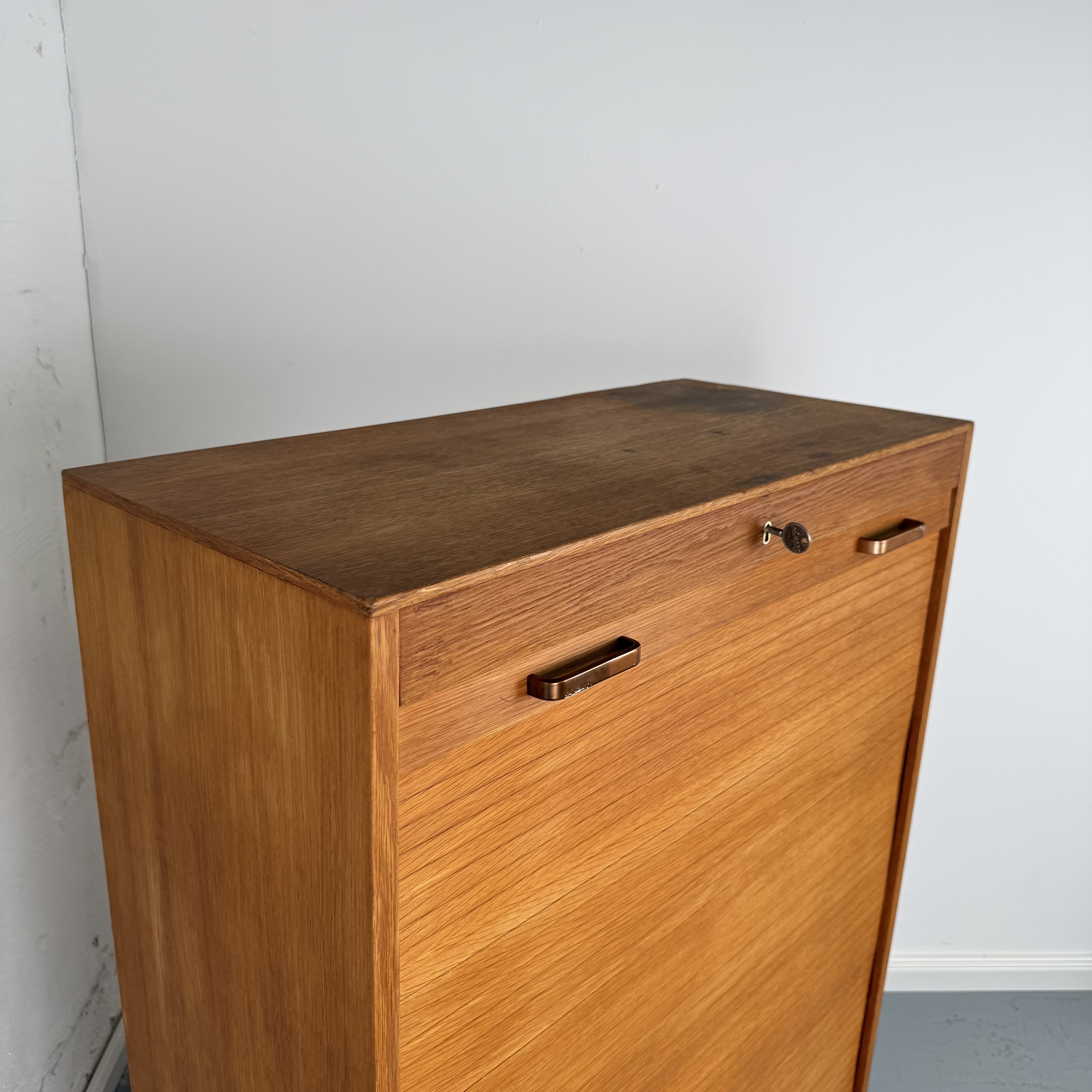 Kompakter Rollladenschrank aus den 60ern