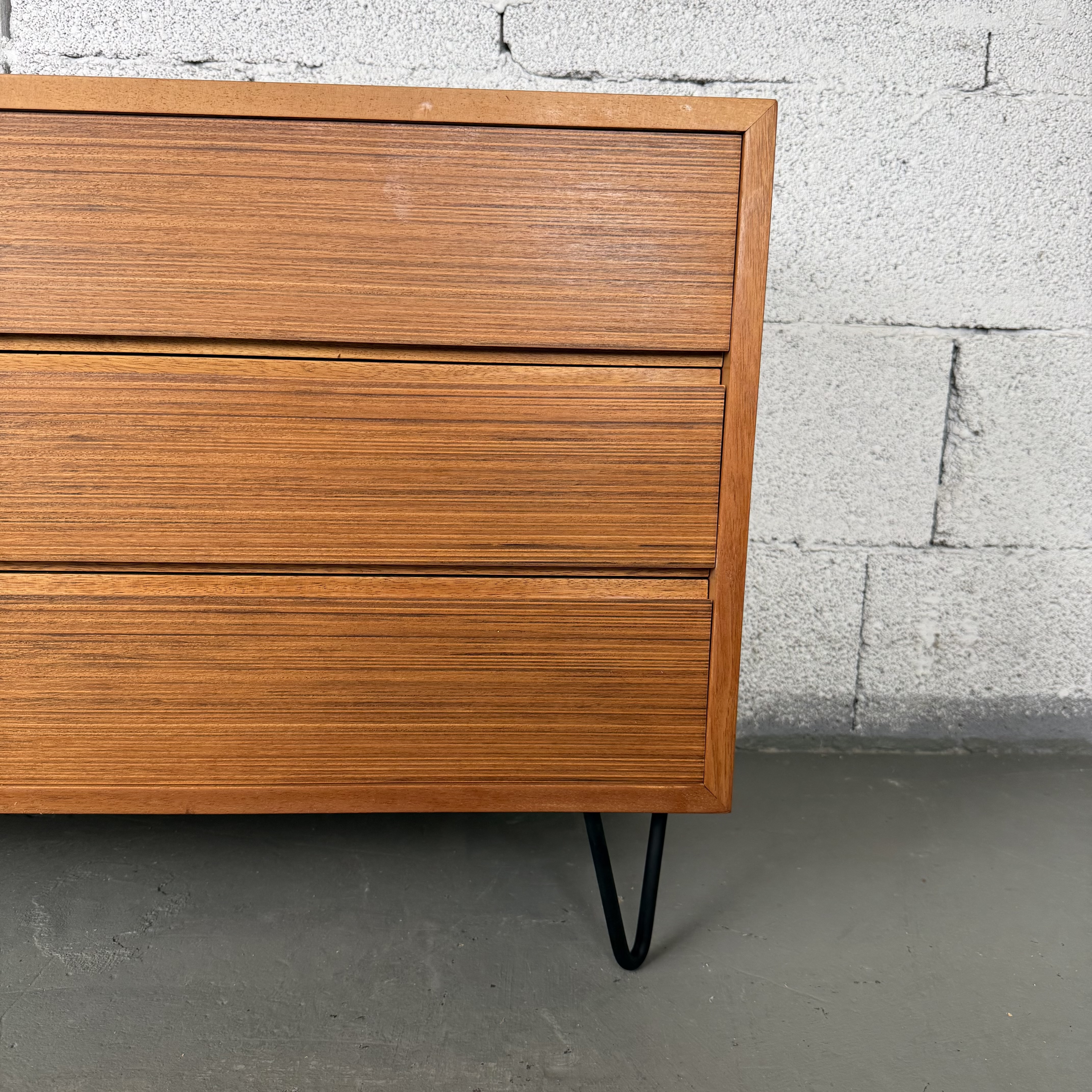 schickes Mid Century Sideboard mit Schubladen