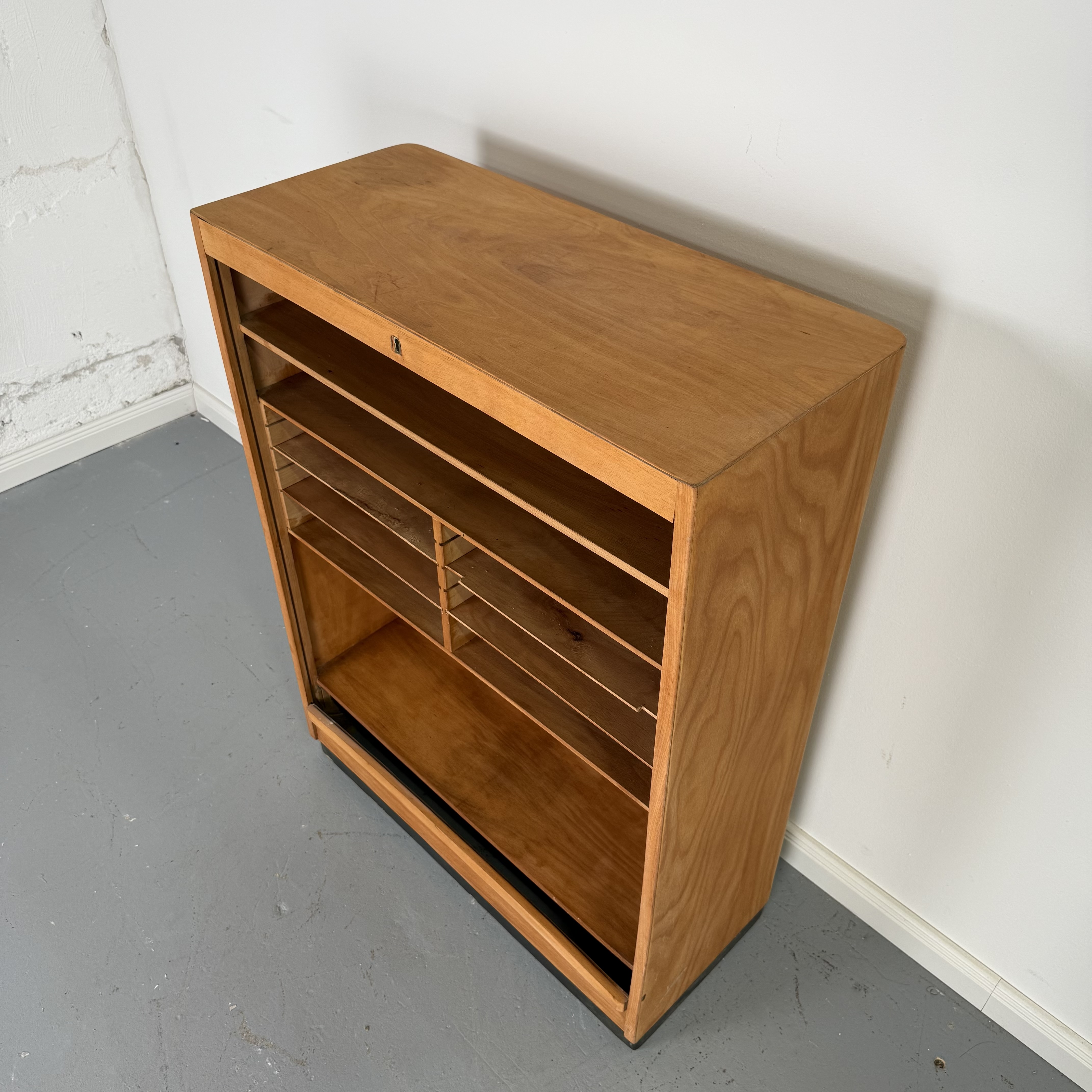 Charmantes Mid-Century Regal aus ehemaligem Rollladenschrank Charmantes Mid-Century Regal aus ehemaligem Rollladenschrank