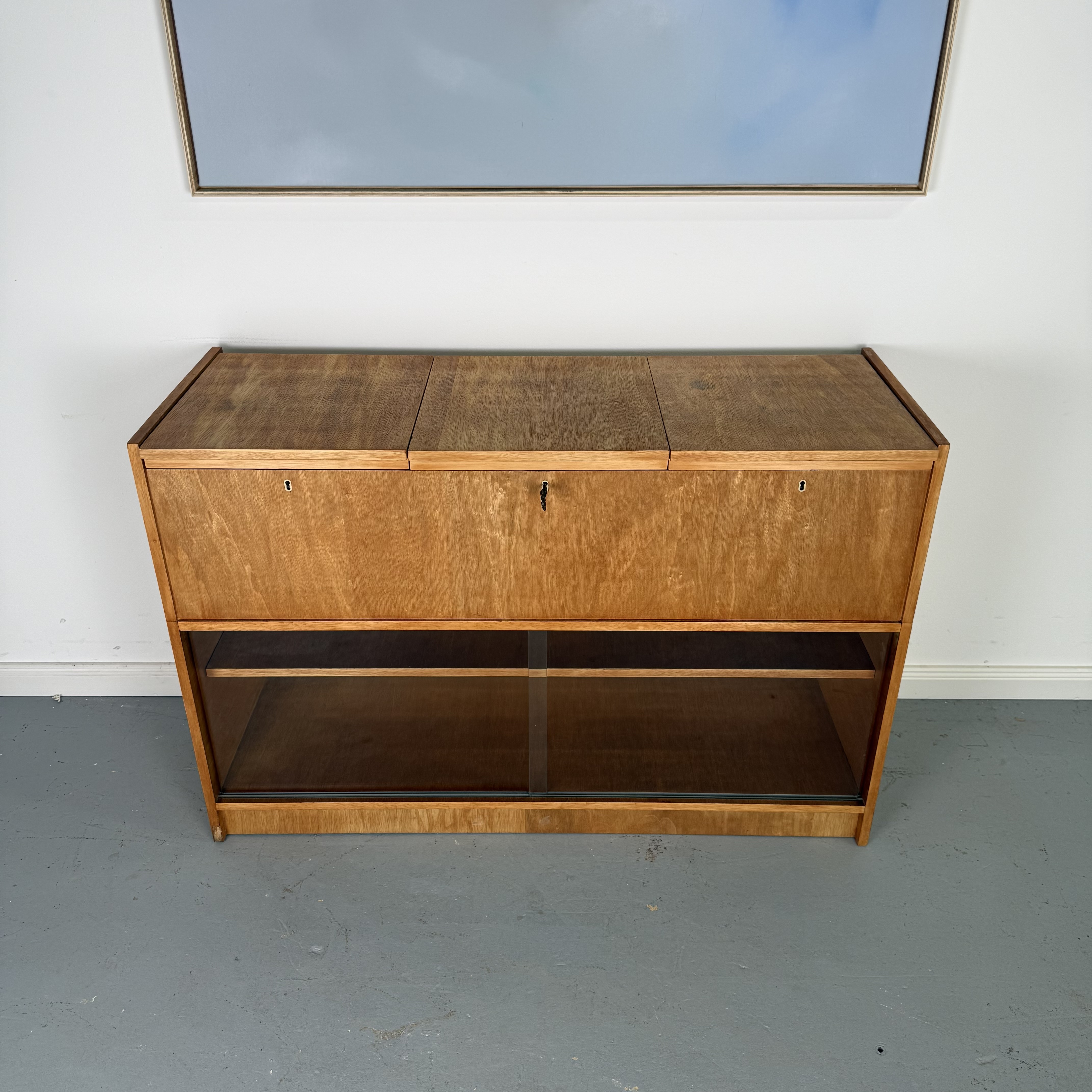Vielseitiger Mid-Century Schrank mit Klappelementen und Vitrine Vielseitiger Mid-Century Schrank mit Klappelementen und Vitrine