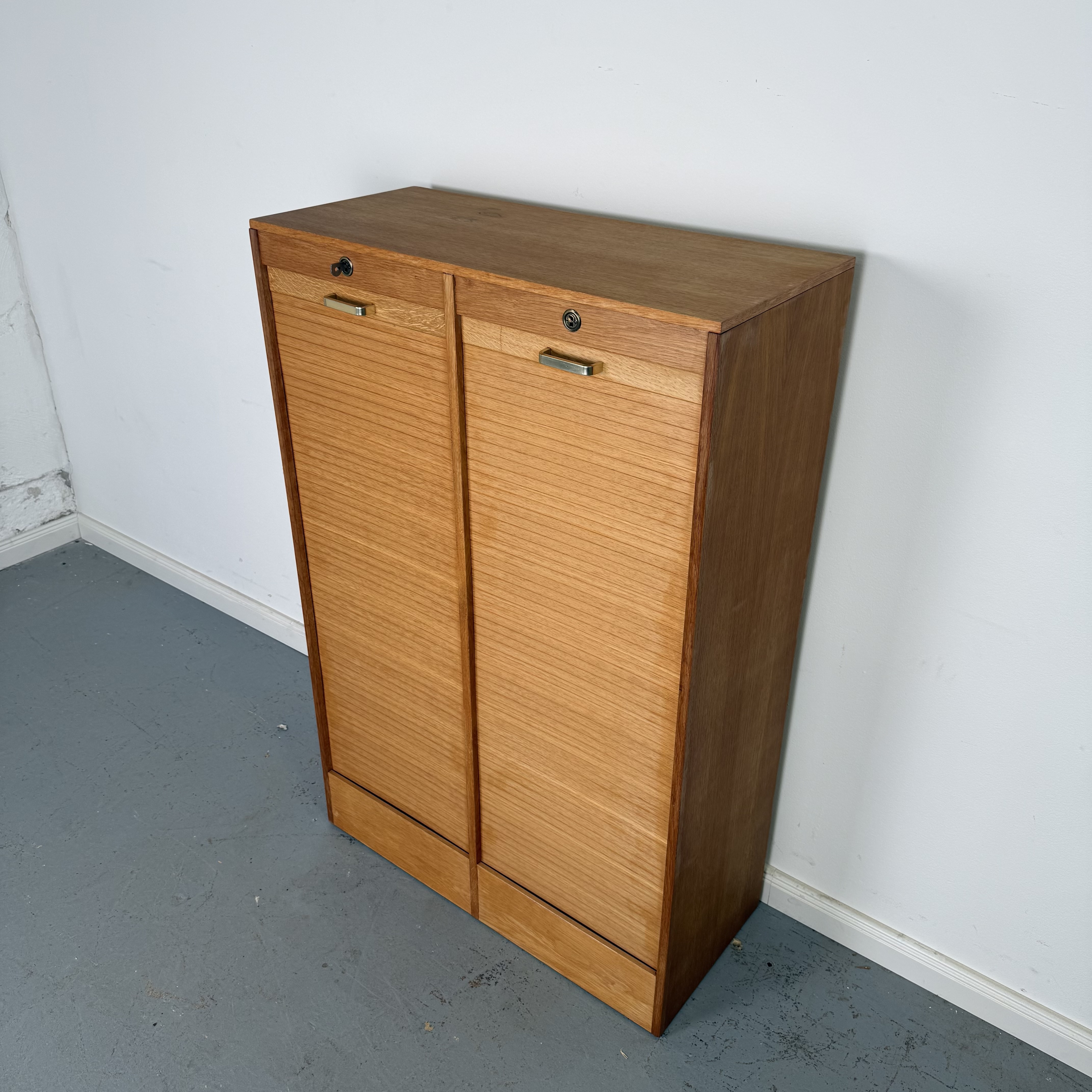 Kompakter Rollladenschrank mit zwei Rollläden aus Holz