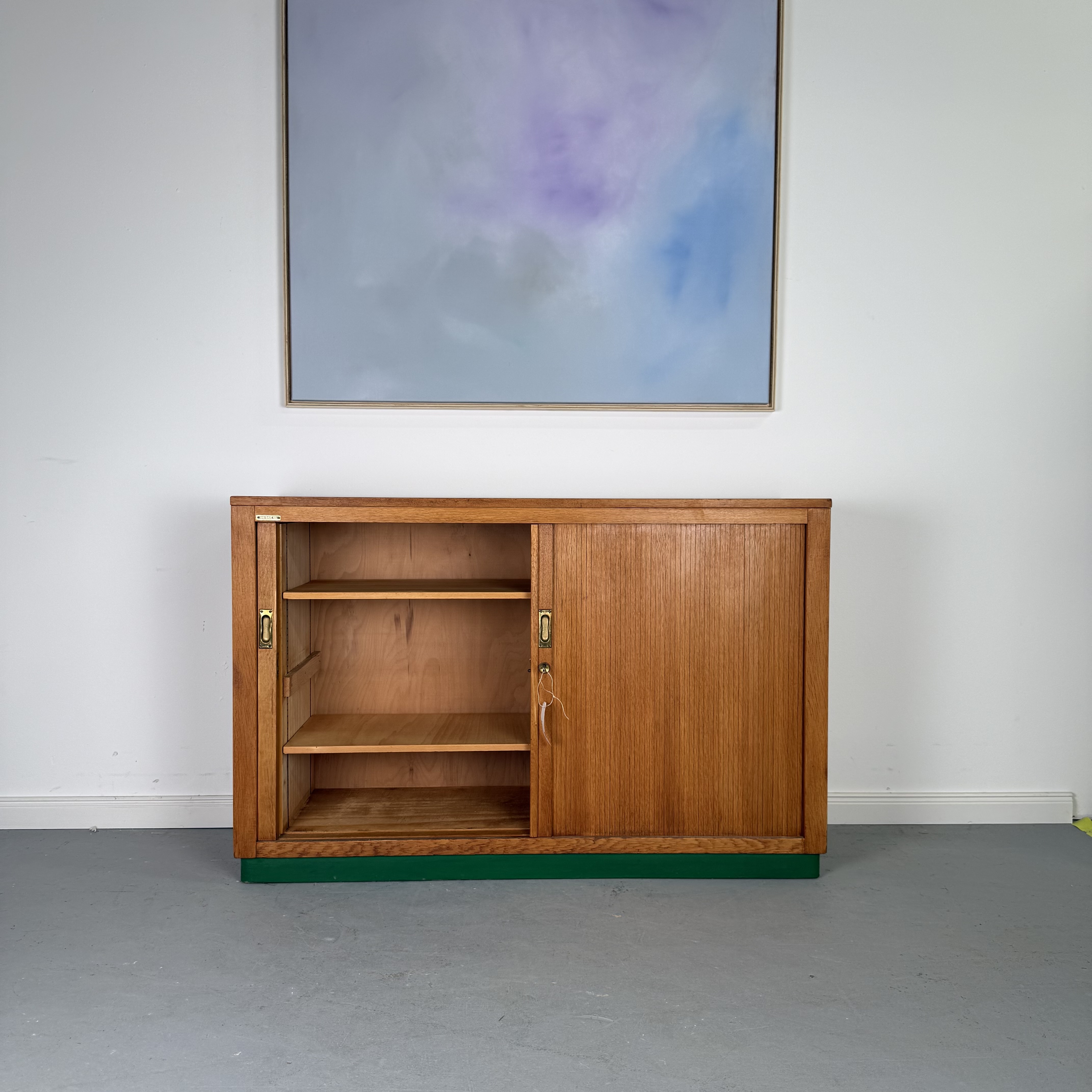 Besonderes Sideboard mit seitlich laufendem Rollladen im Mid Century Stil
