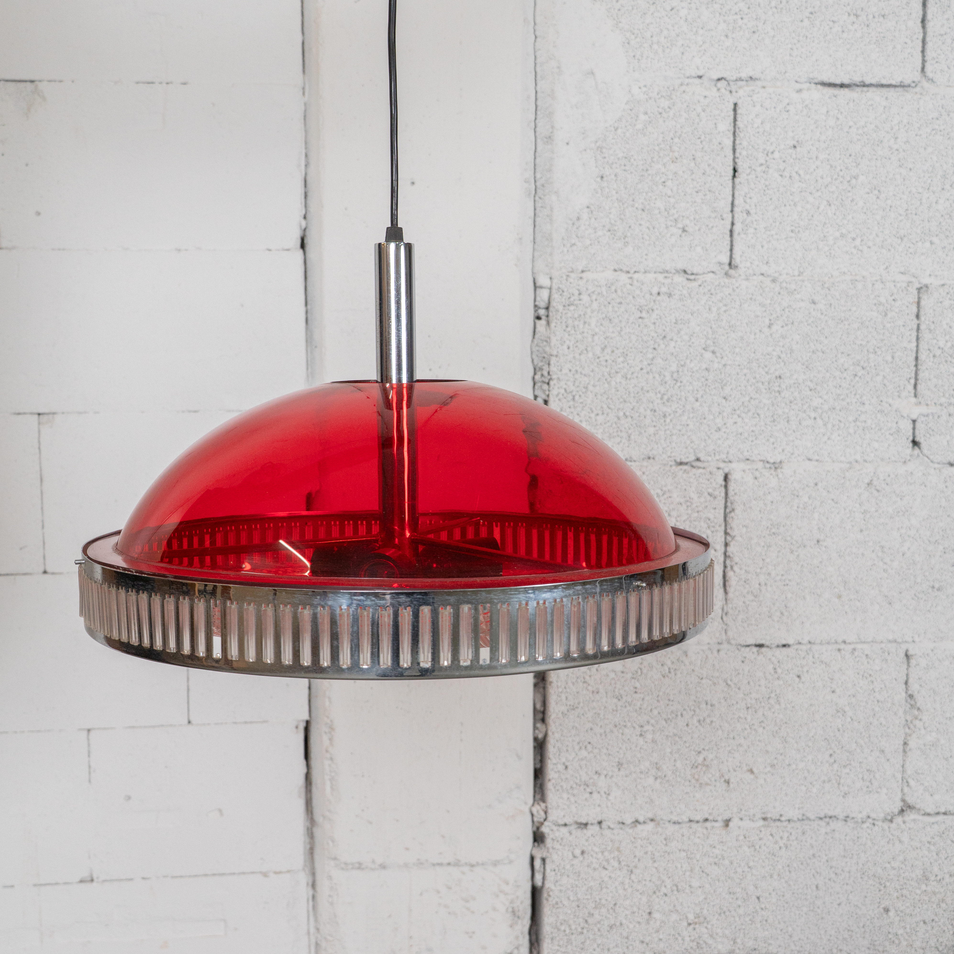 Rote Space Age Pendelleuchte aus Chrom und Acrylglas