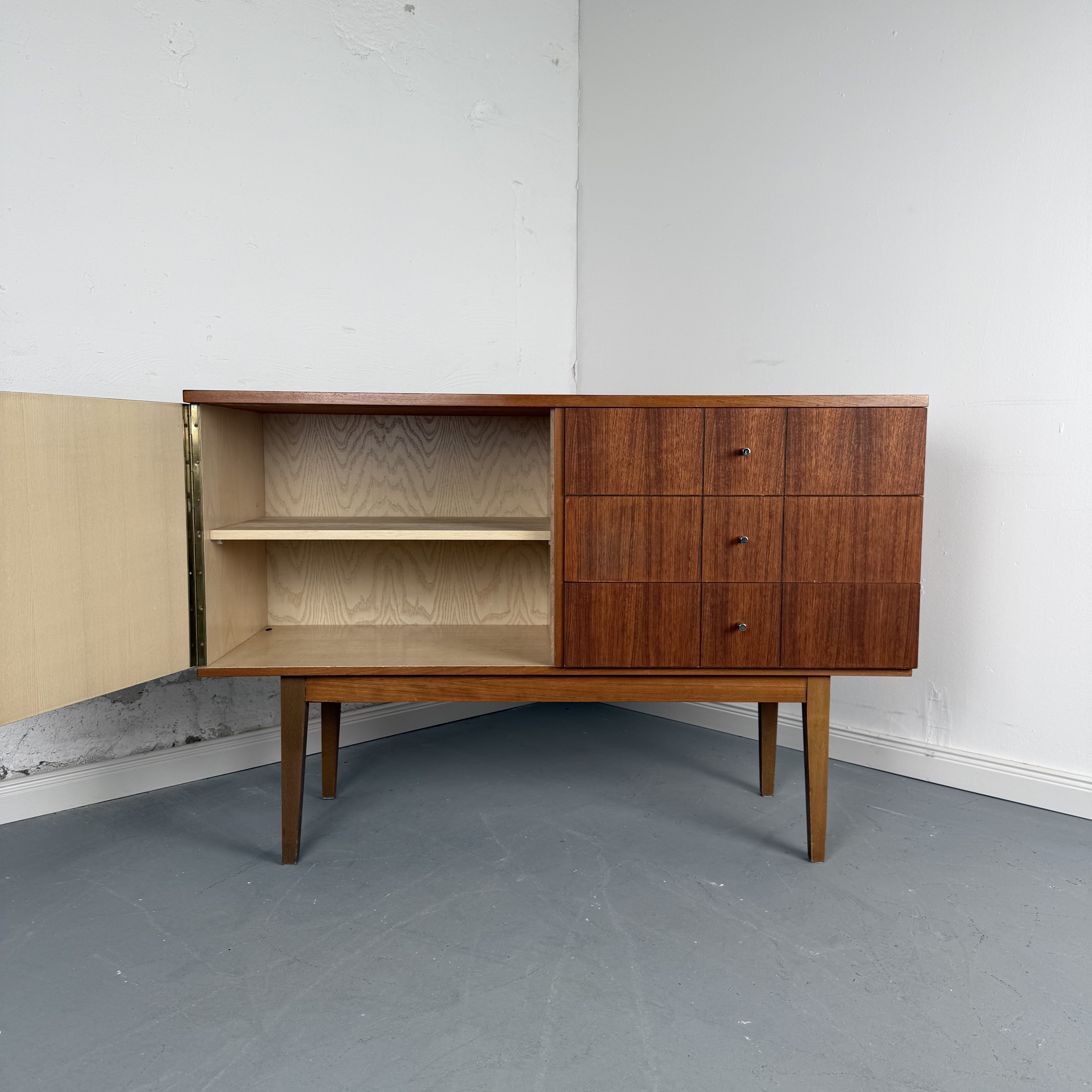 Elegantes 60er Jahre Sideboard aus Nussbaum Elegantes 60er Jahre Sideboard aus Nussbaum