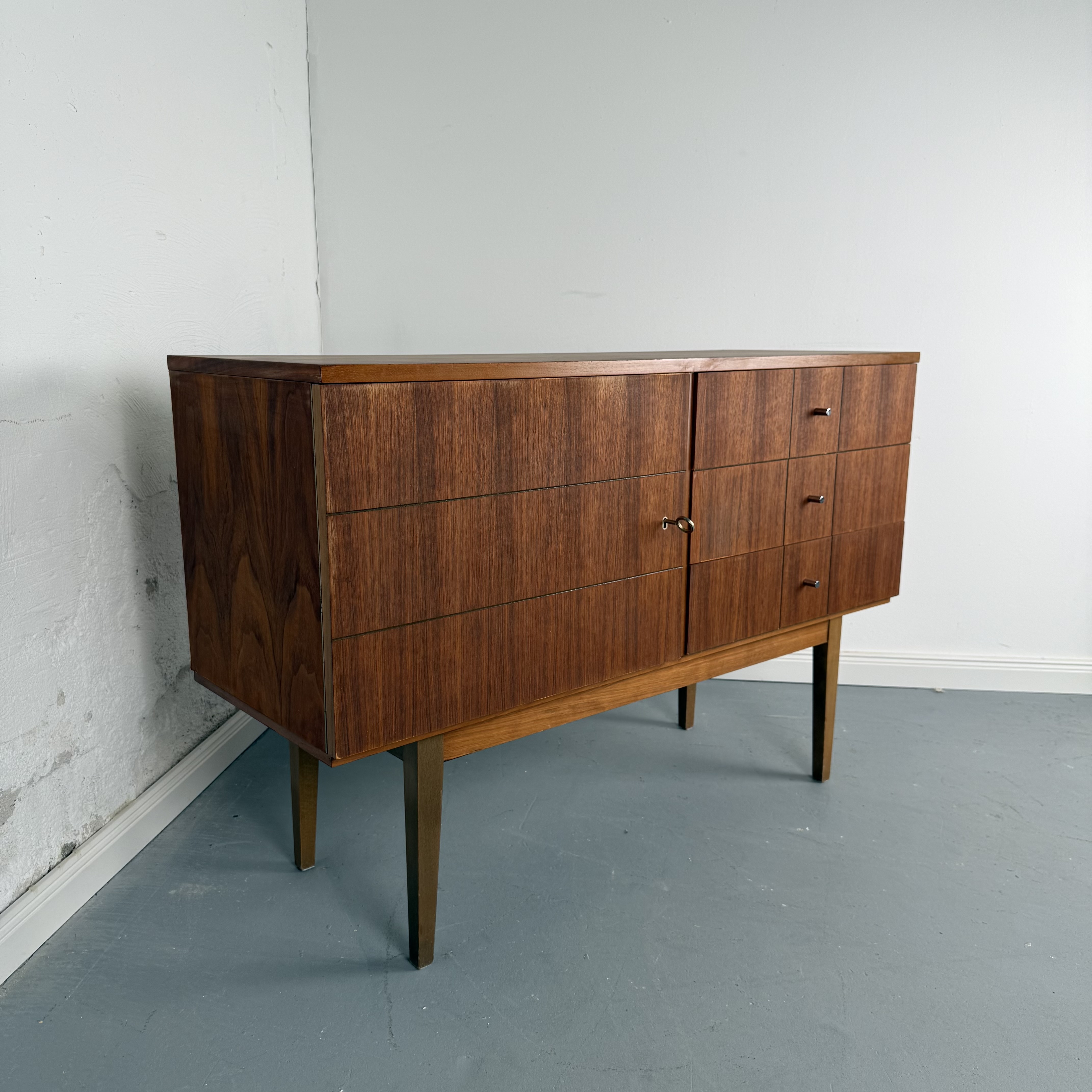 Elegantes 60er Jahre Sideboard aus Nussbaum Elegantes 60er Jahre Sideboard aus Nussbaum
