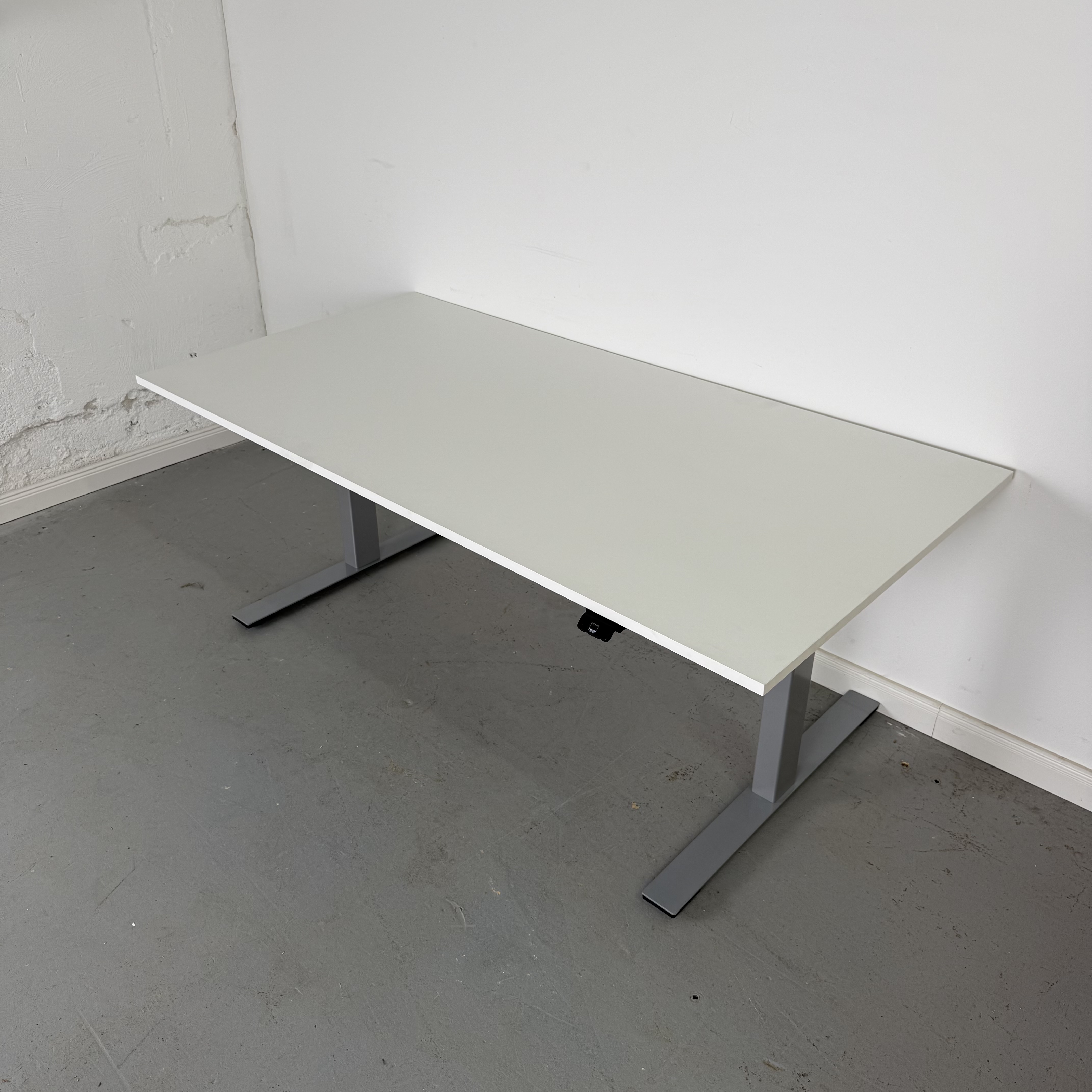 Höhenverstellbarer Schreibtisch Linak DL6 IC mit weißer Platte 160 x 80 cm
