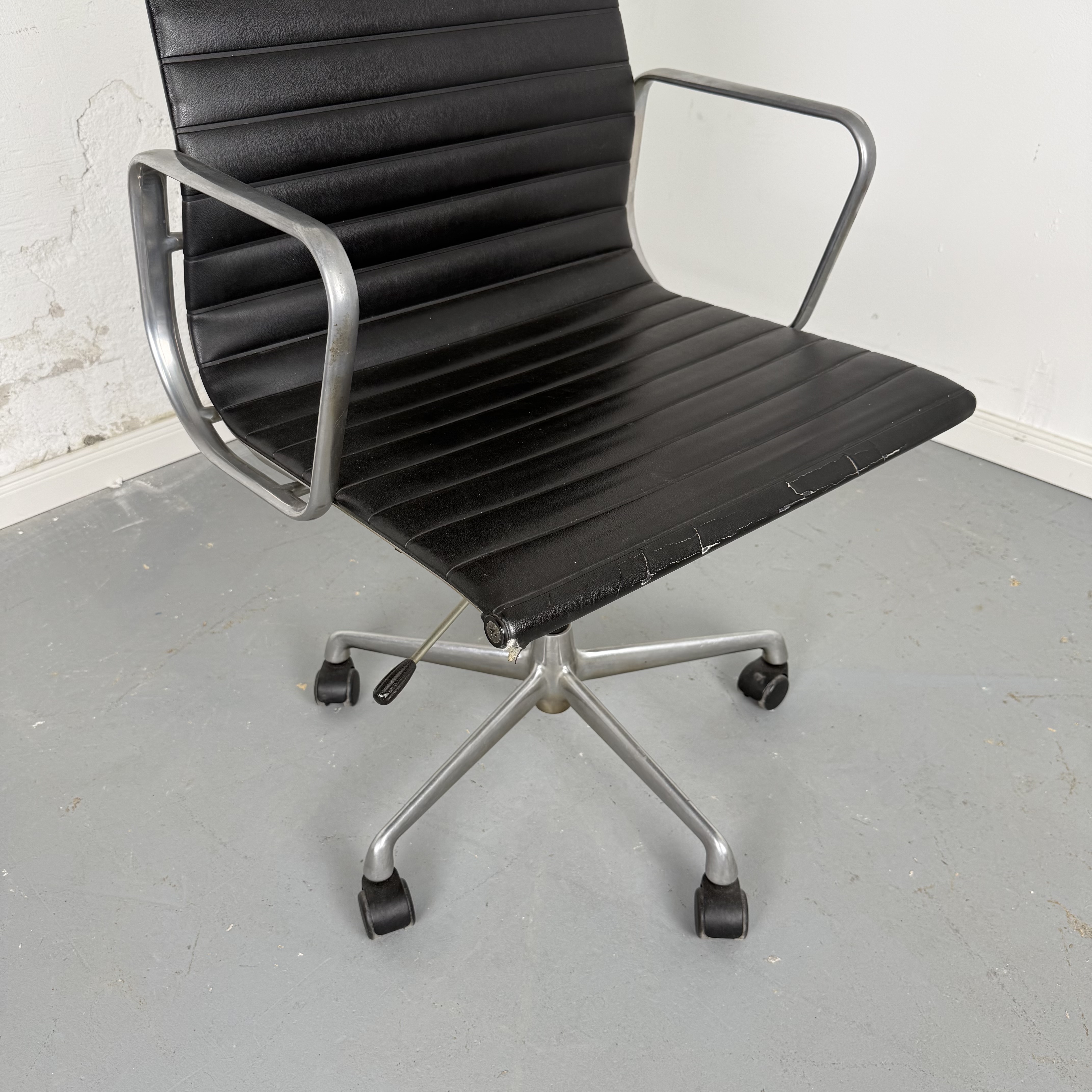 Aluminium Chair EA 119 von Charles & Ray Eames für Herman Miller