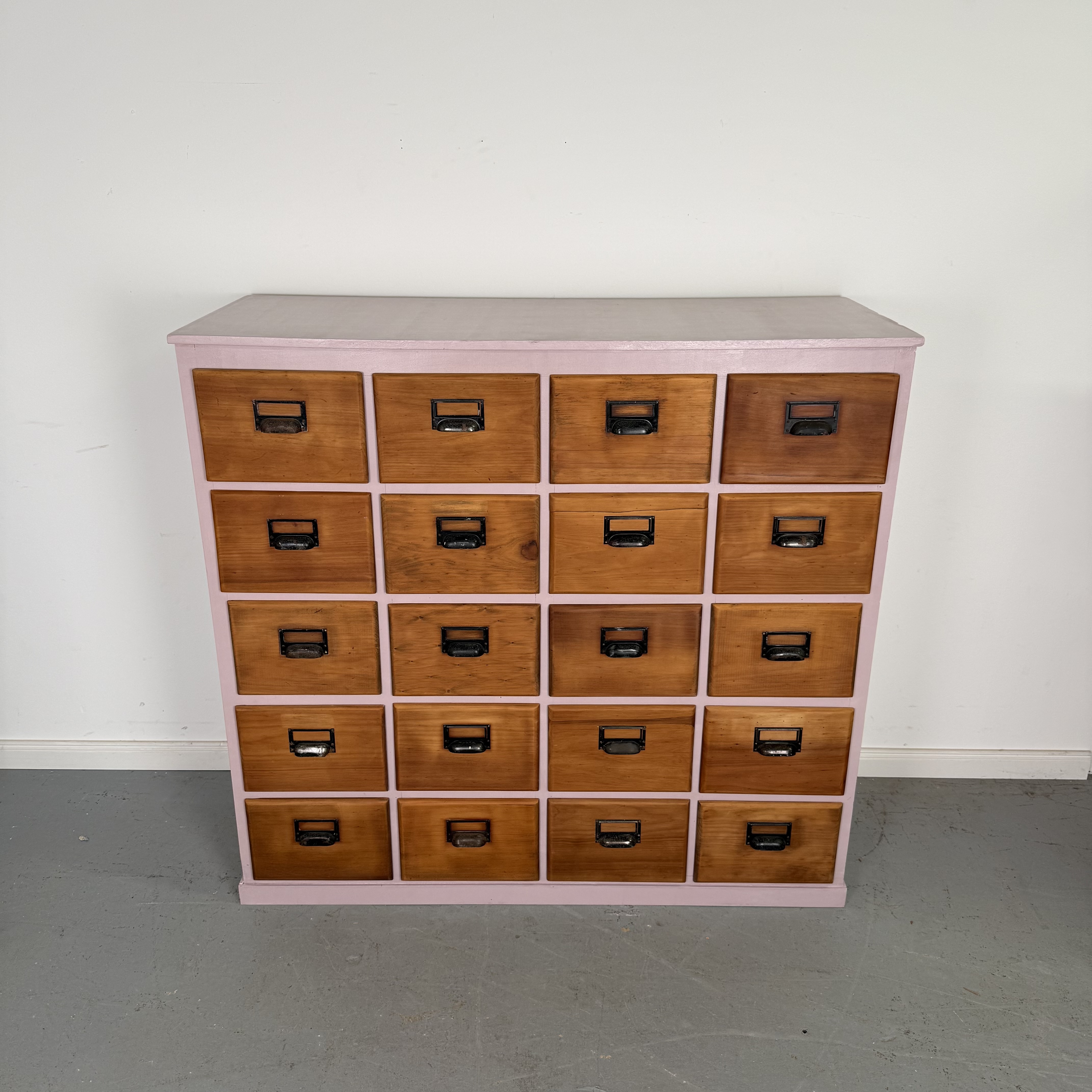 Schicke Apothekerkommode in zartem rosa