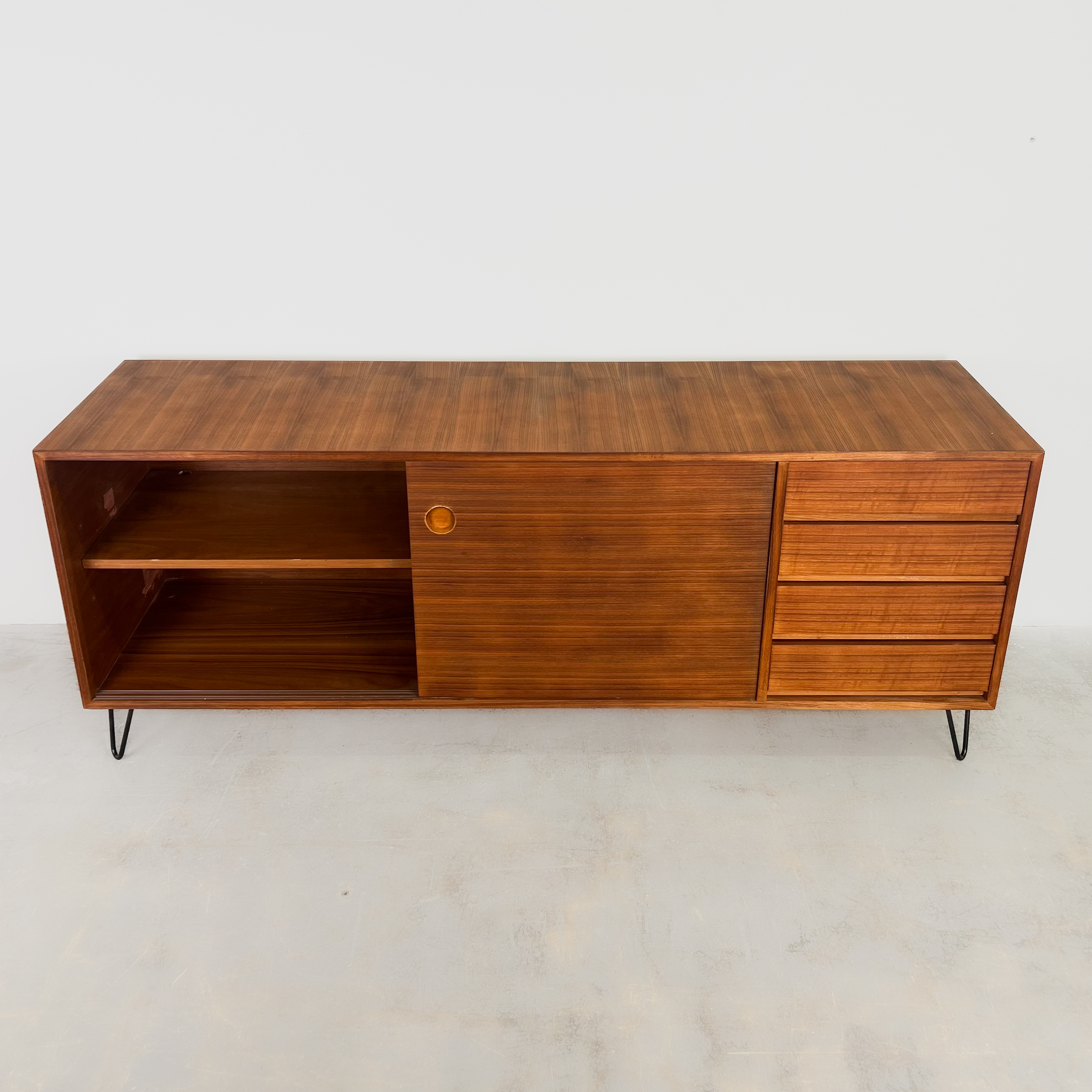 Elegantes Sideboard aus Nussbaumholz