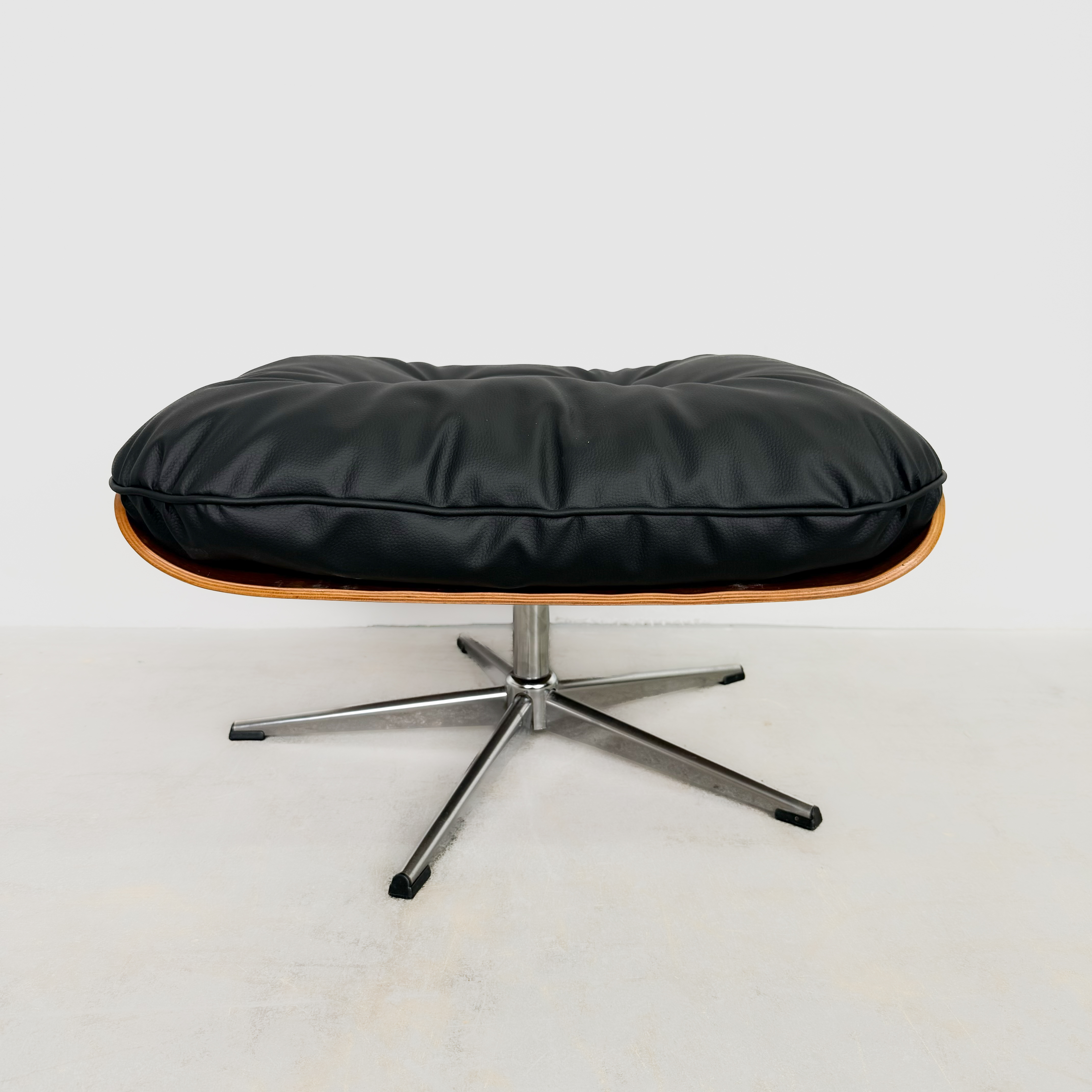 Eleganter Lounge Chair aus Leder mit Ottomane von Martin Stoll, neu aufgepolstert