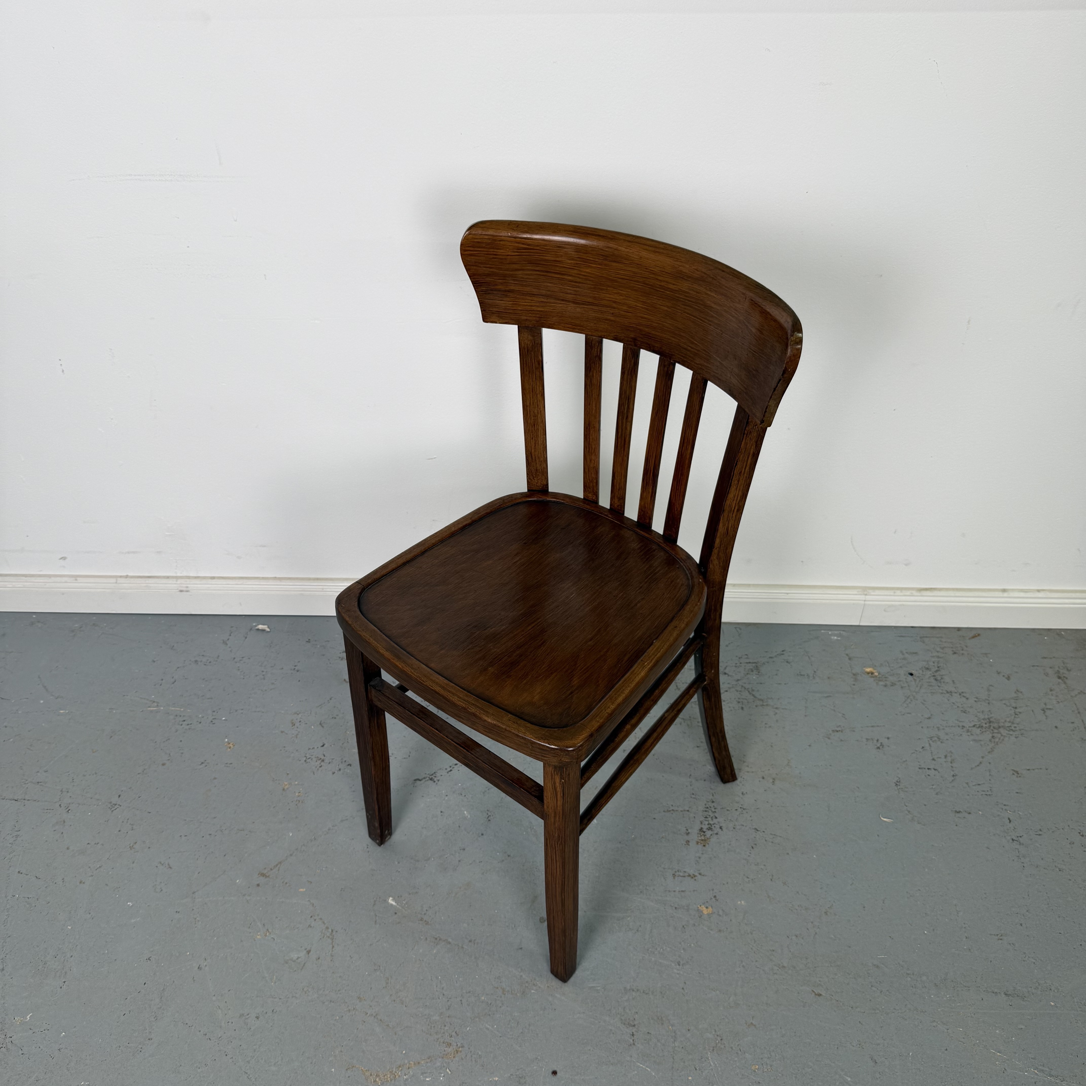 Klassische Bistrostühle aus Holz