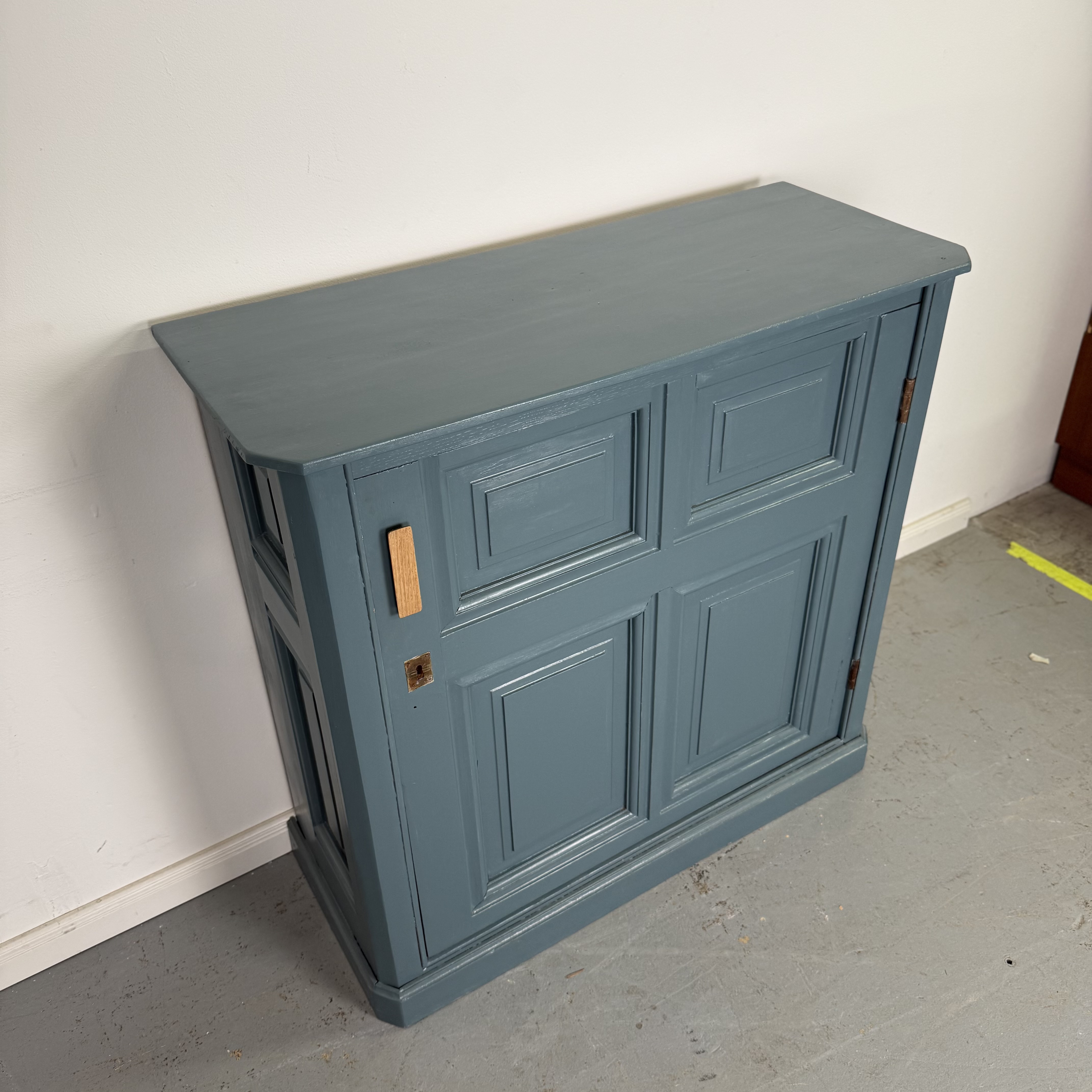 Vollholzschrank in Türkis mit Eichengriff