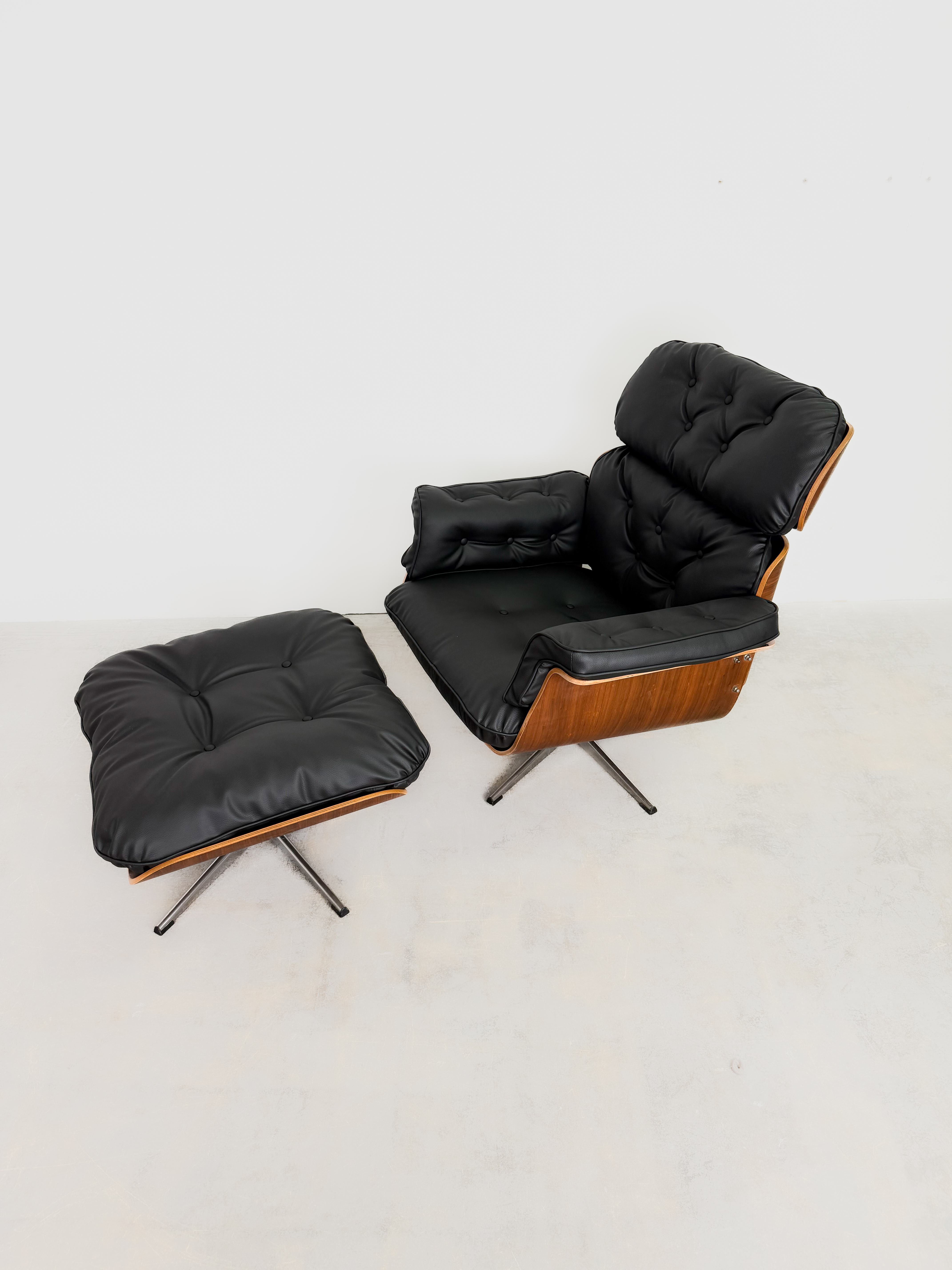 Eleganter Lounge Chair aus Leder mit Ottomane von Martin Stoll, neu aufgepolstert