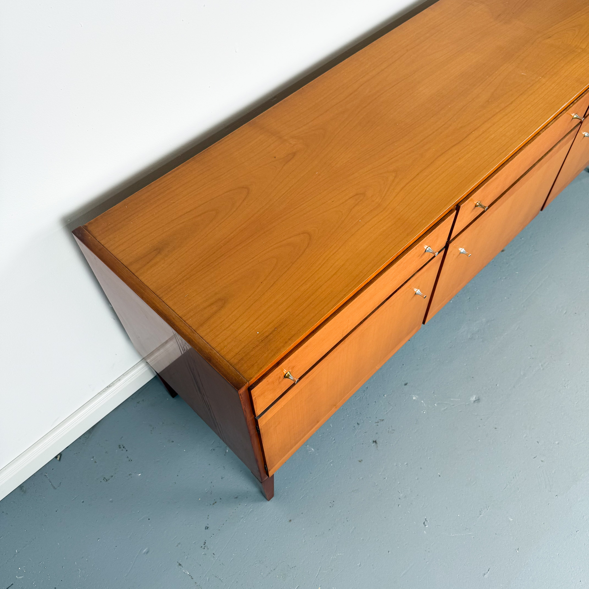 Zeitloses Sideboard aus hellem Kirschholz