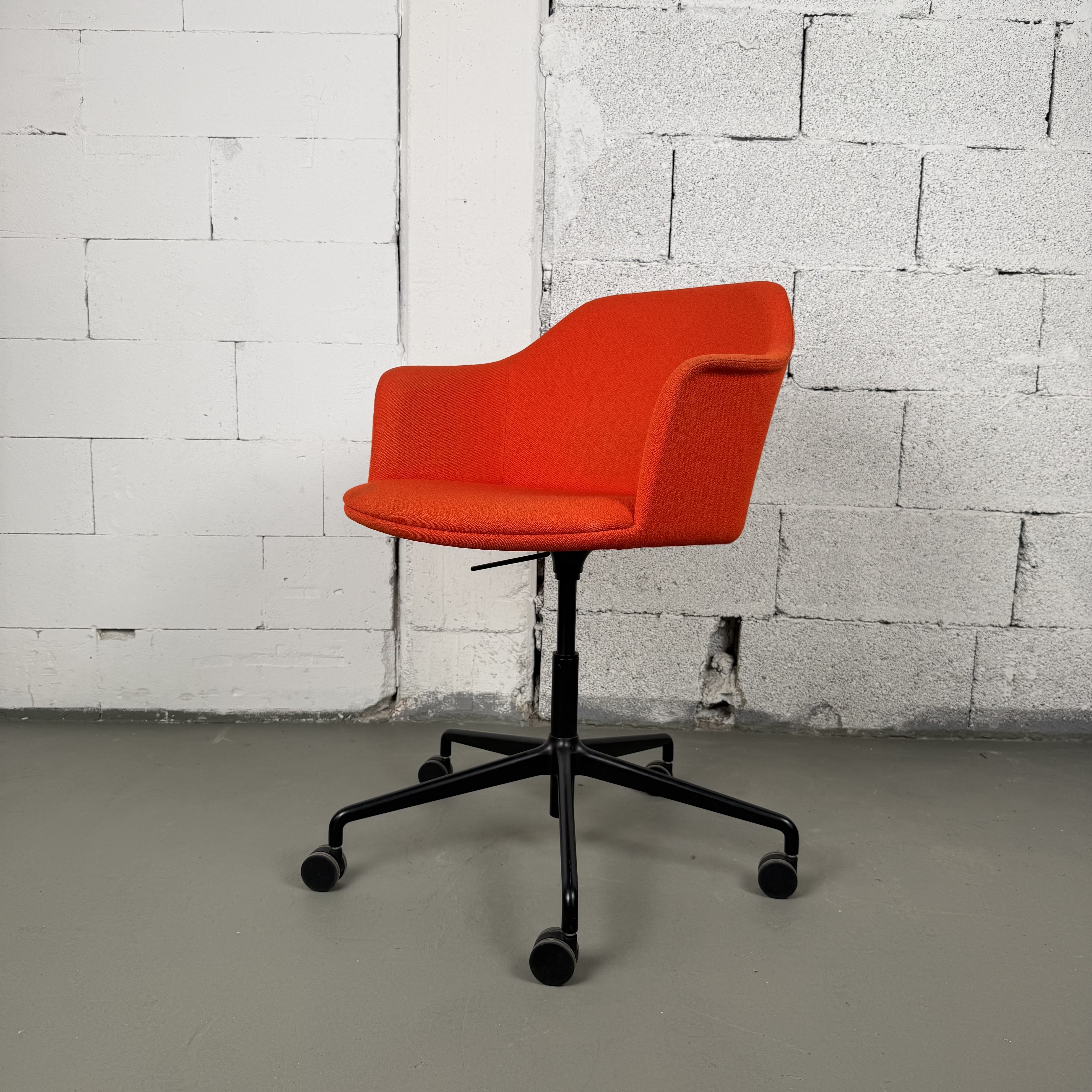 Rely HW56 Bürostuhl von &Tradition mit Bezug in Orange-Rot
