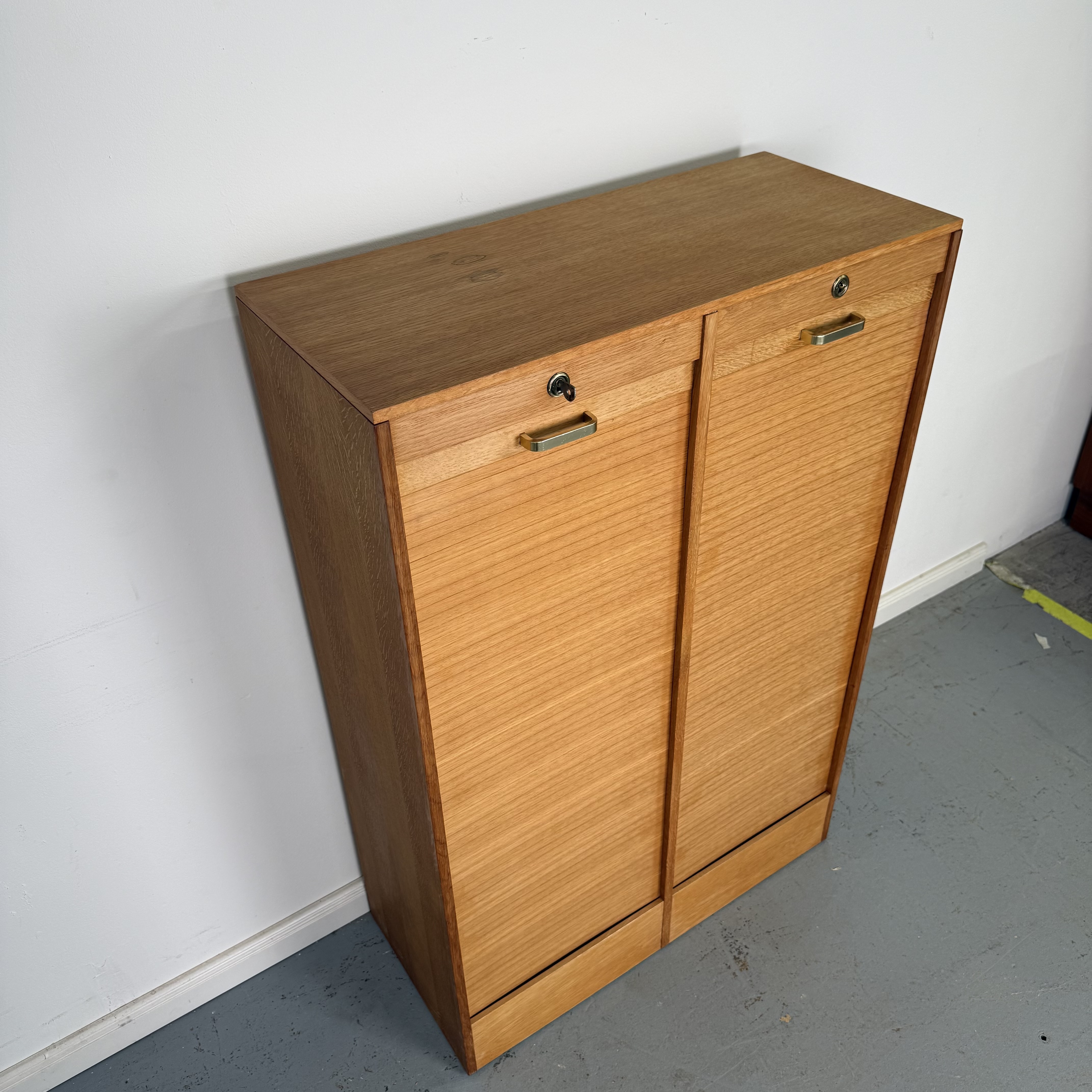 Kompakter Rollladenschrank mit zwei Rollläden aus Holz