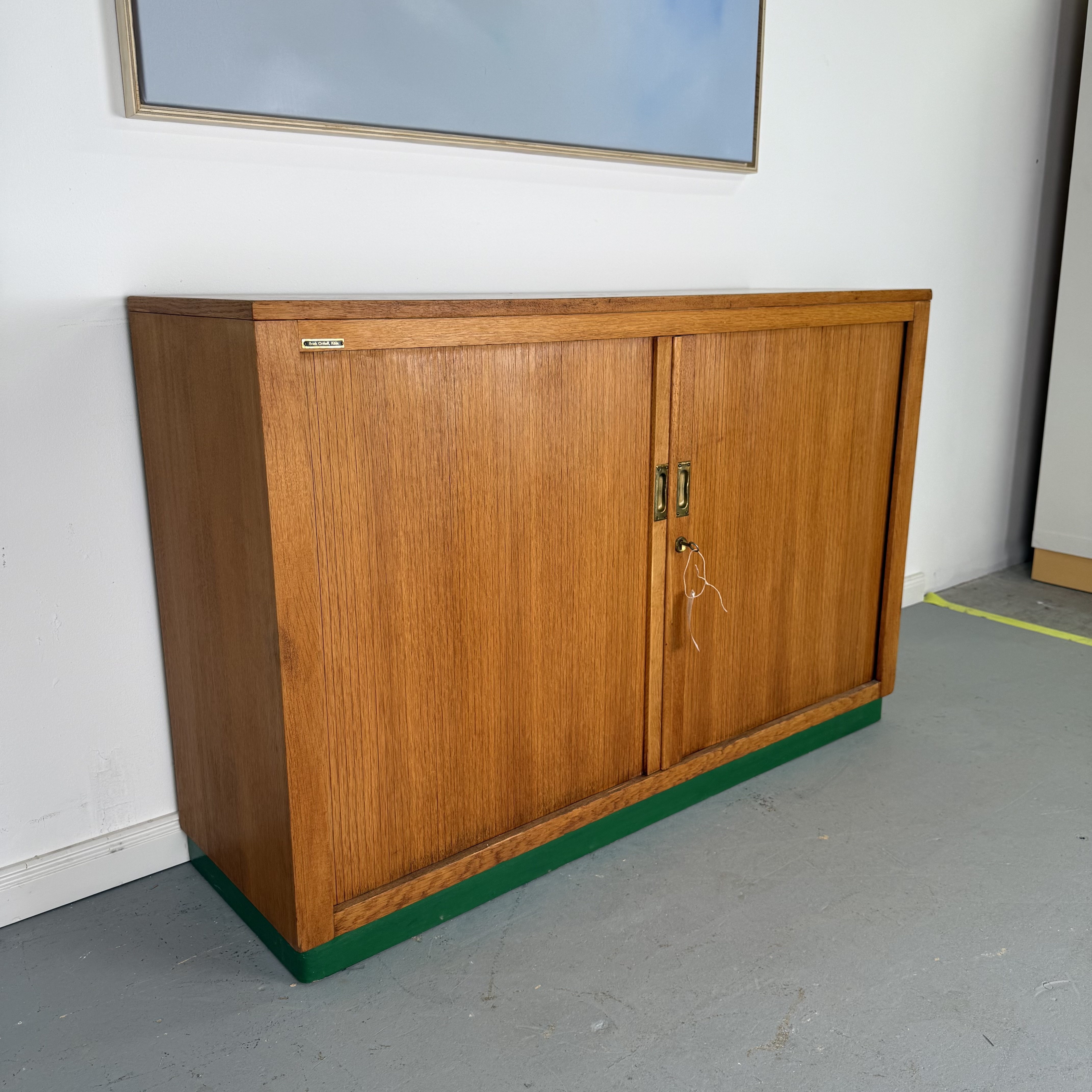 Besonderes Sideboard mit seitlich laufendem Rollladen im Mid Century Stil