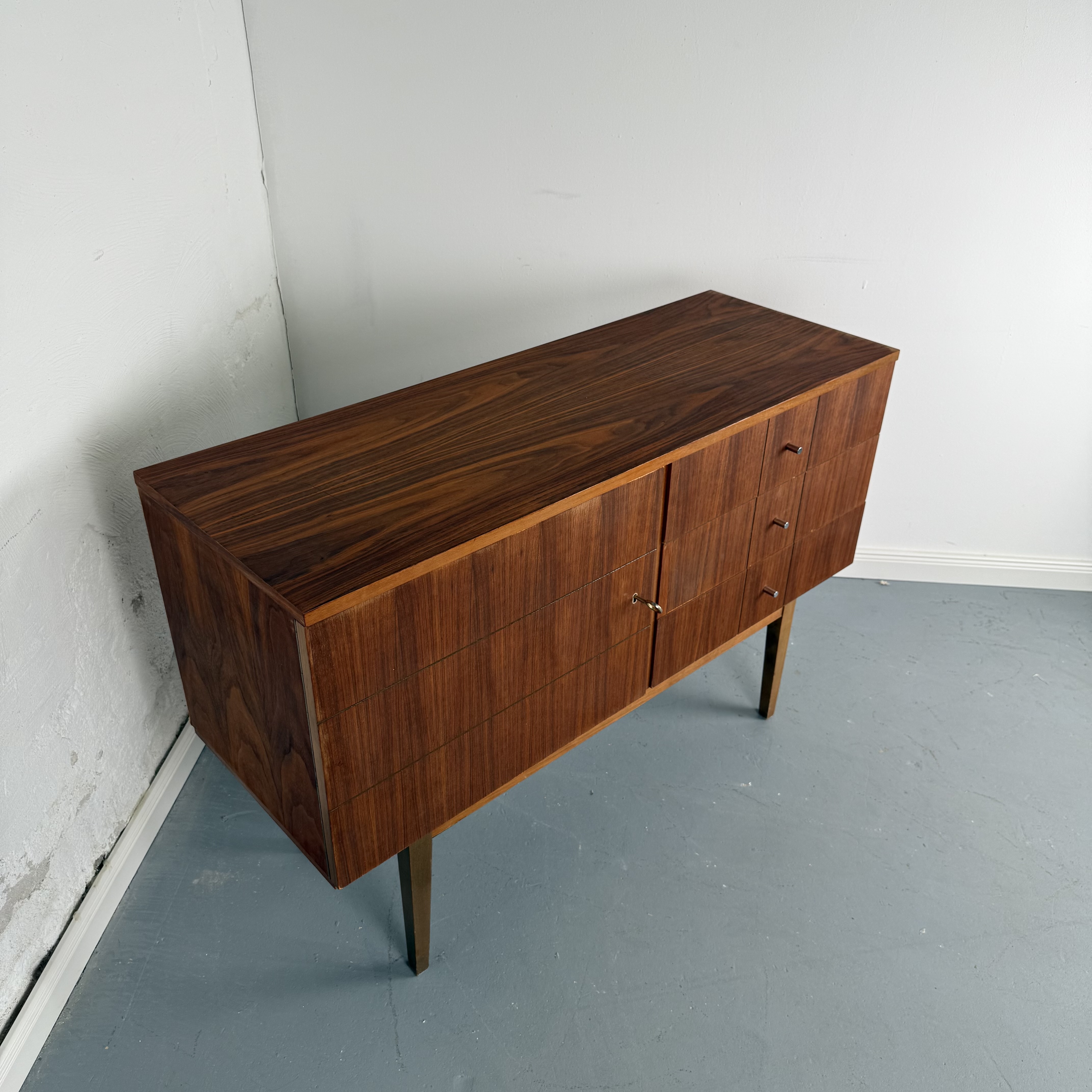 Elegantes 60er Jahre Sideboard aus Nussbaum Elegantes 60er Jahre Sideboard aus Nussbaum