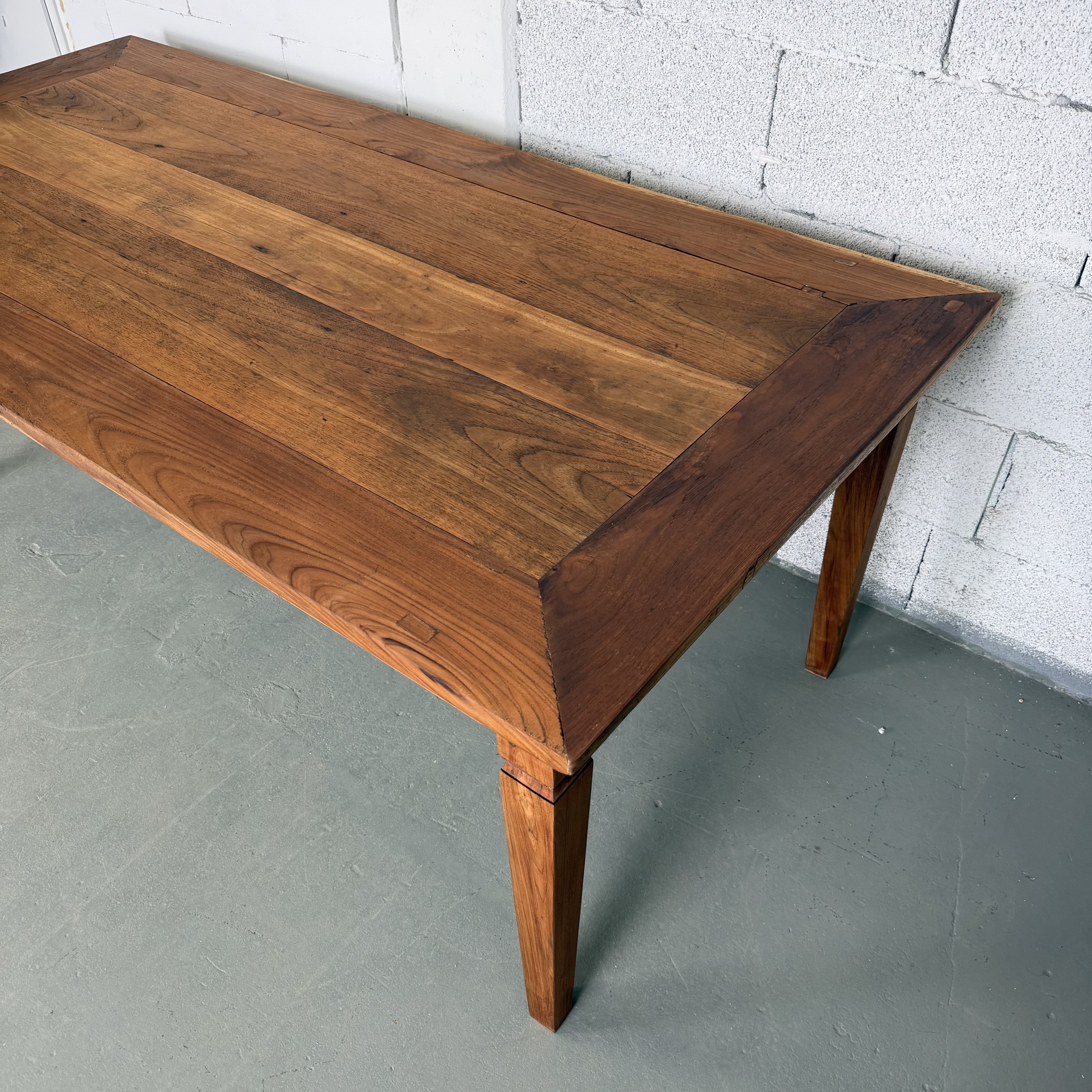 Massiver Holztisch – Hochwertiger Vintage Tisch aus Massivholz