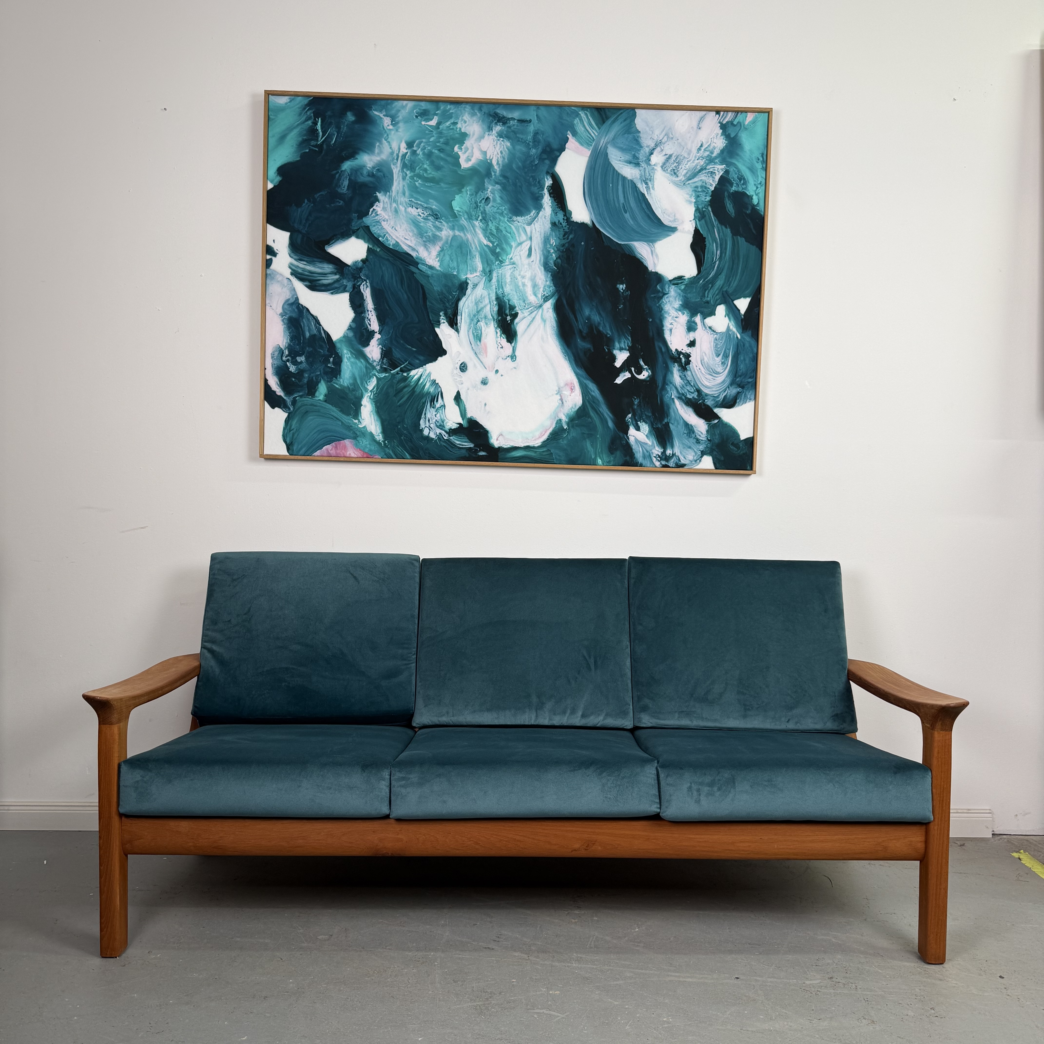 Mid-Century Dreisitzer Sofa aus Teakholz, neu bezogen