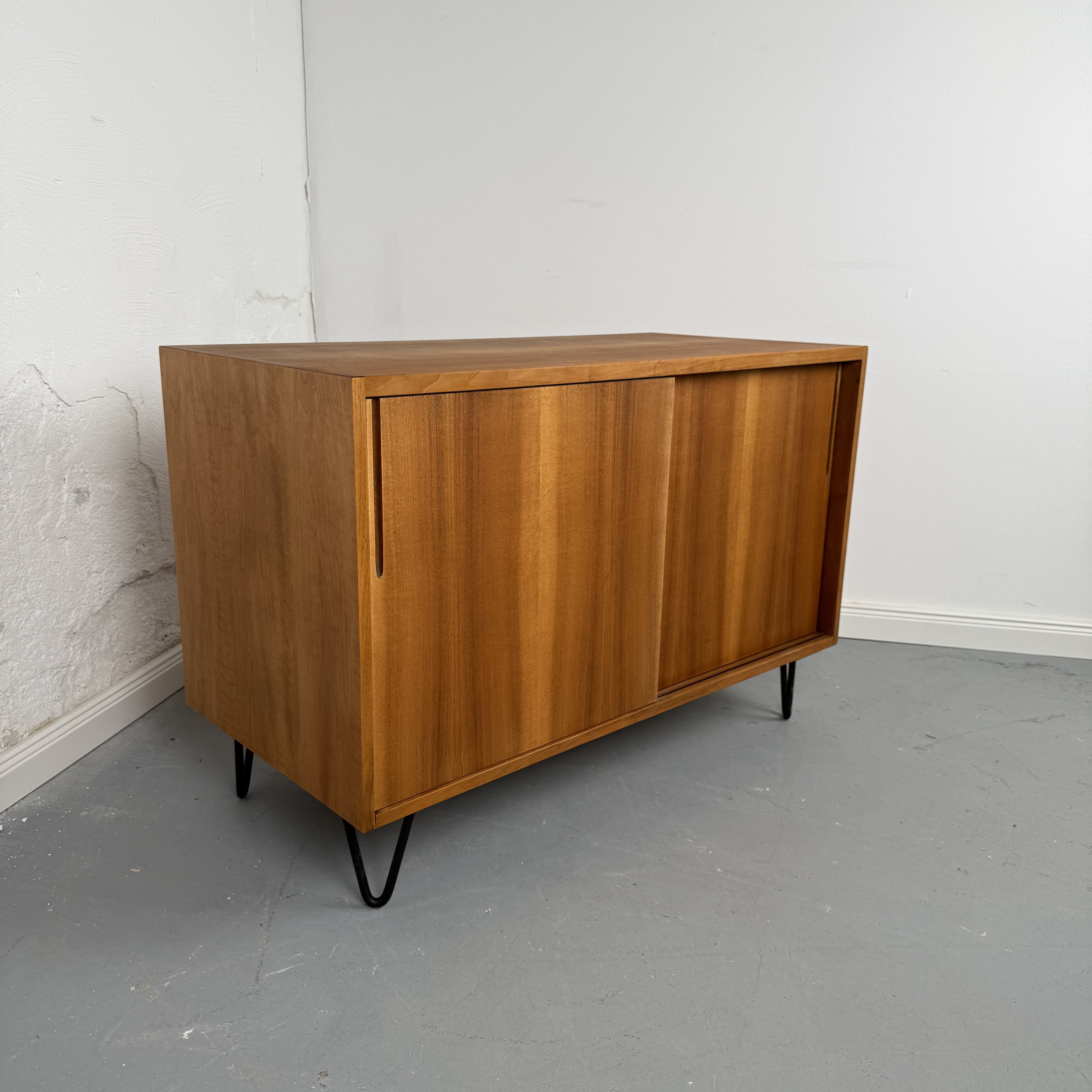 Wunderschönes 60er Jahre Sideboard mit Schiebetüren Wunderschönes 60er Jahre Sideboard mit Schiebetüren