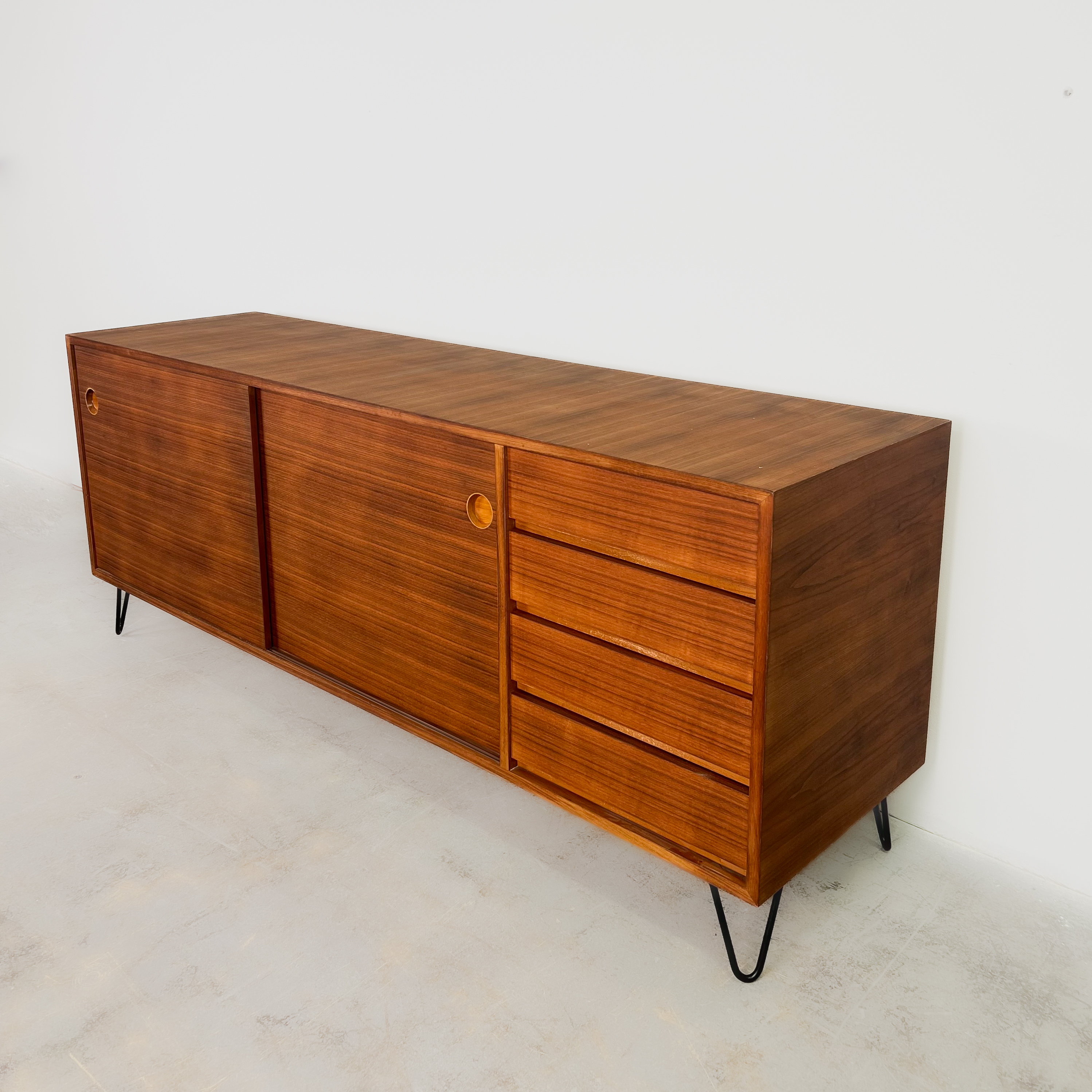 Elegantes Sideboard aus Nussbaumholz