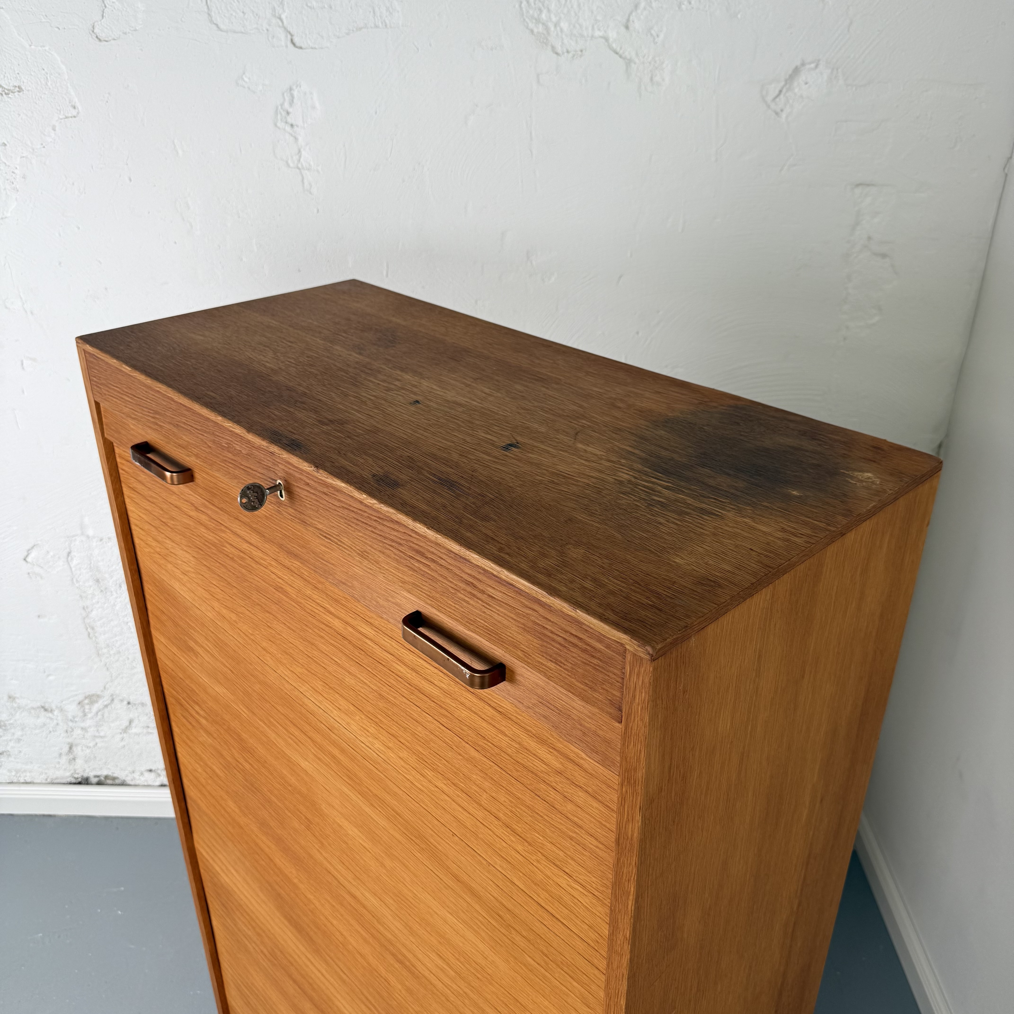 Kompakter Rollladenschrank aus den 60ern Kompakter Rollladenschrank aus den 60ern