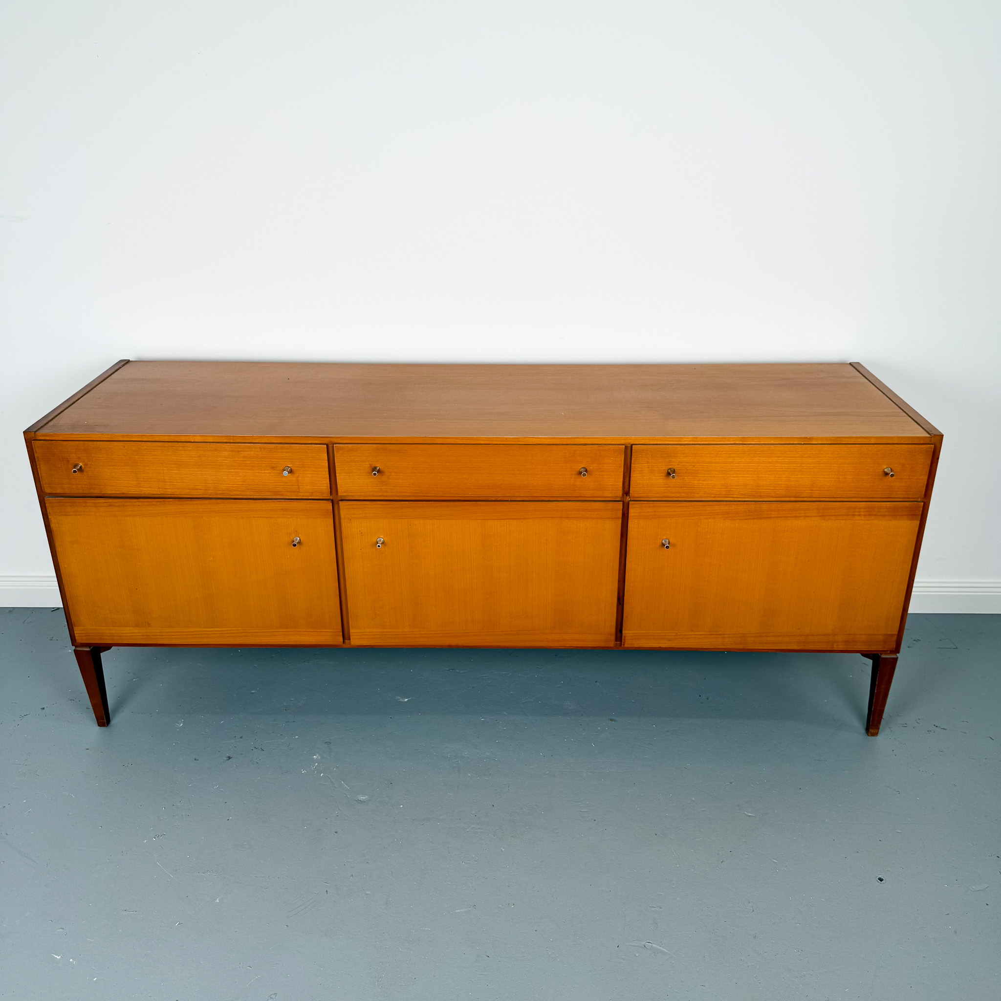 Zeitloses Sideboard aus hellem Kirschholz