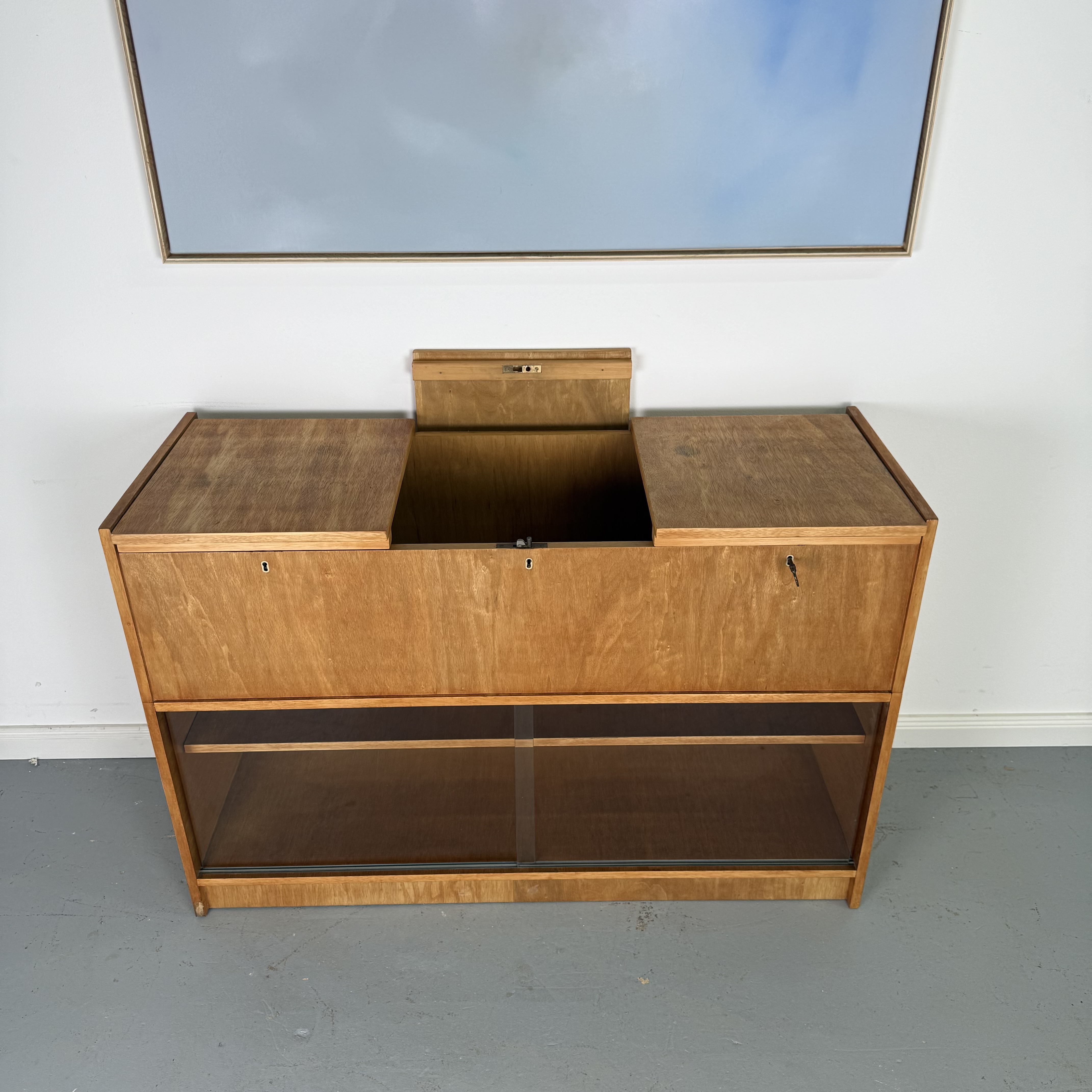 Vielseitiger Mid-Century Schrank mit Klappelementen und Vitrine Vielseitiger Mid-Century Schrank mit Klappelementen und Vitrine
