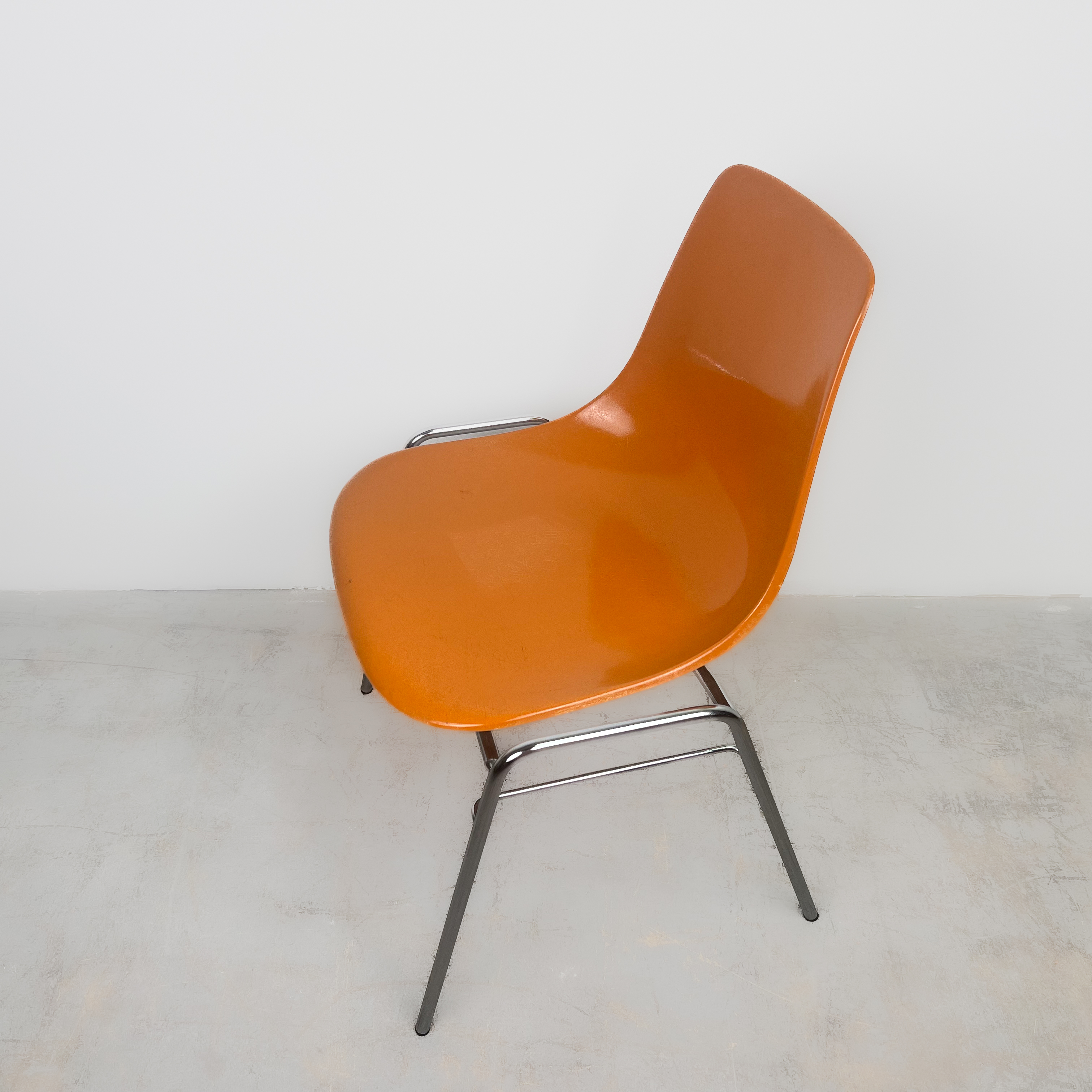 Orangene Fieberglas Stühle