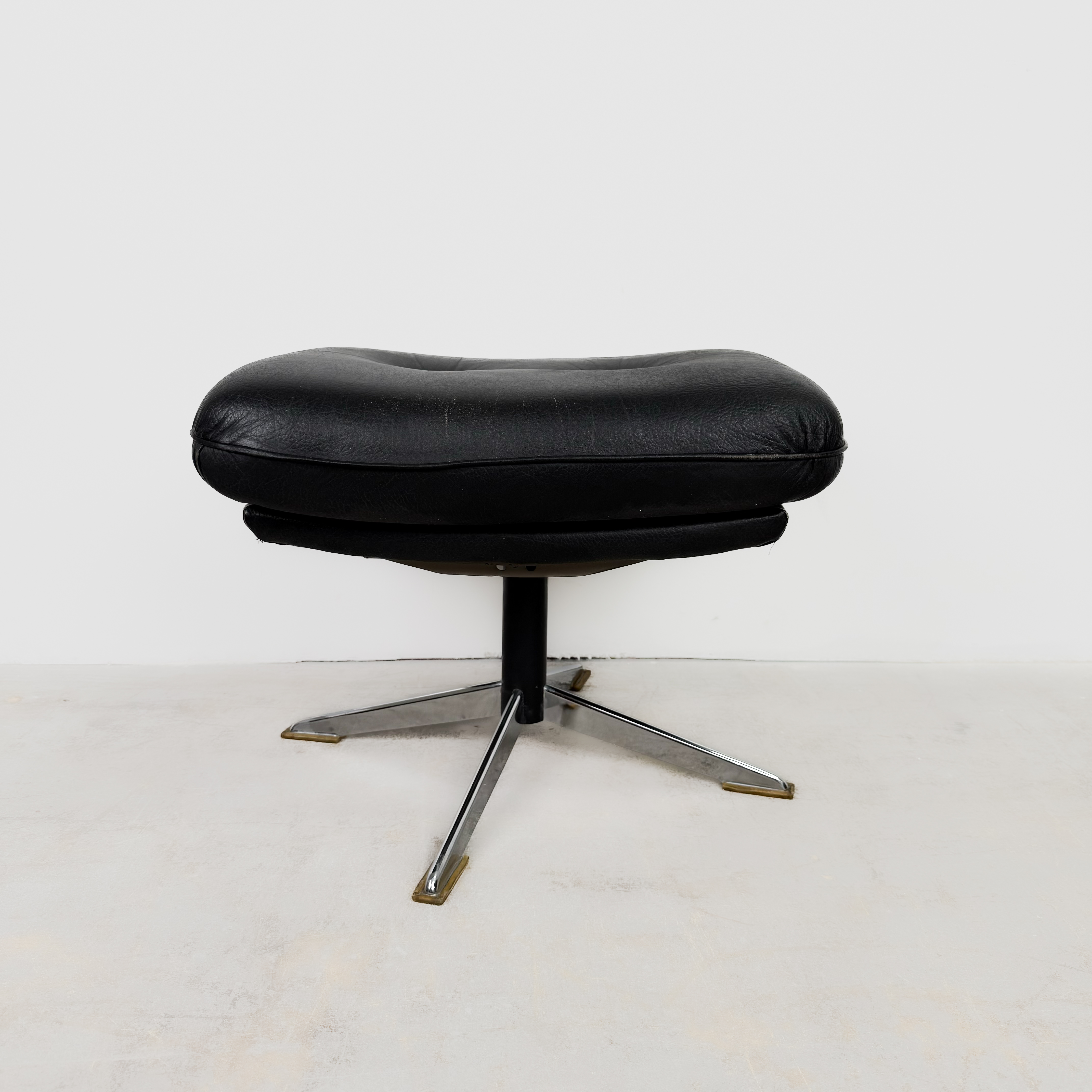 Lübke Lounge Chair mit Ottomane aus schwarzem Leder, 1960er