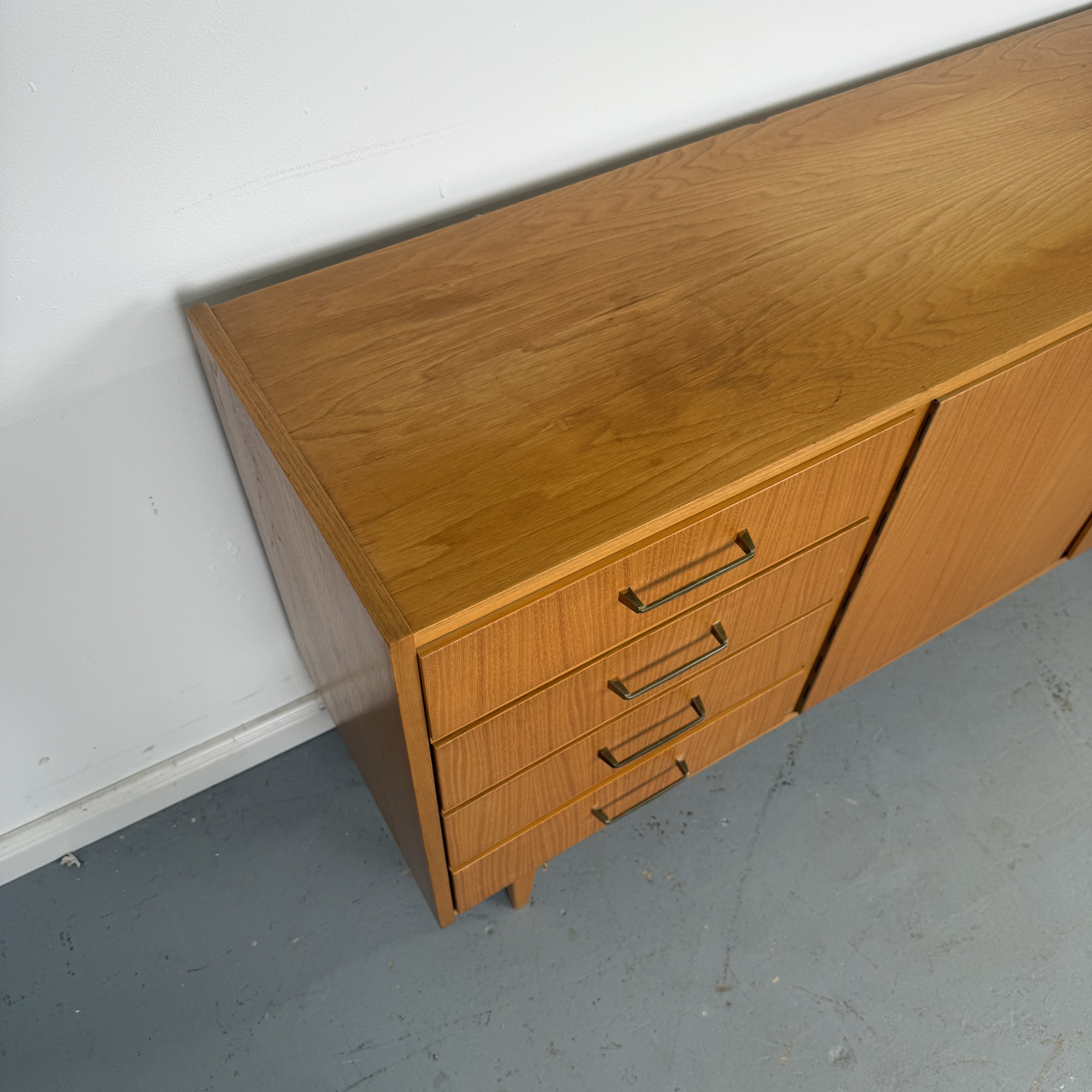 kompaktes 60er Jahre Sideboard kompaktes 60er Jahre Sideboard