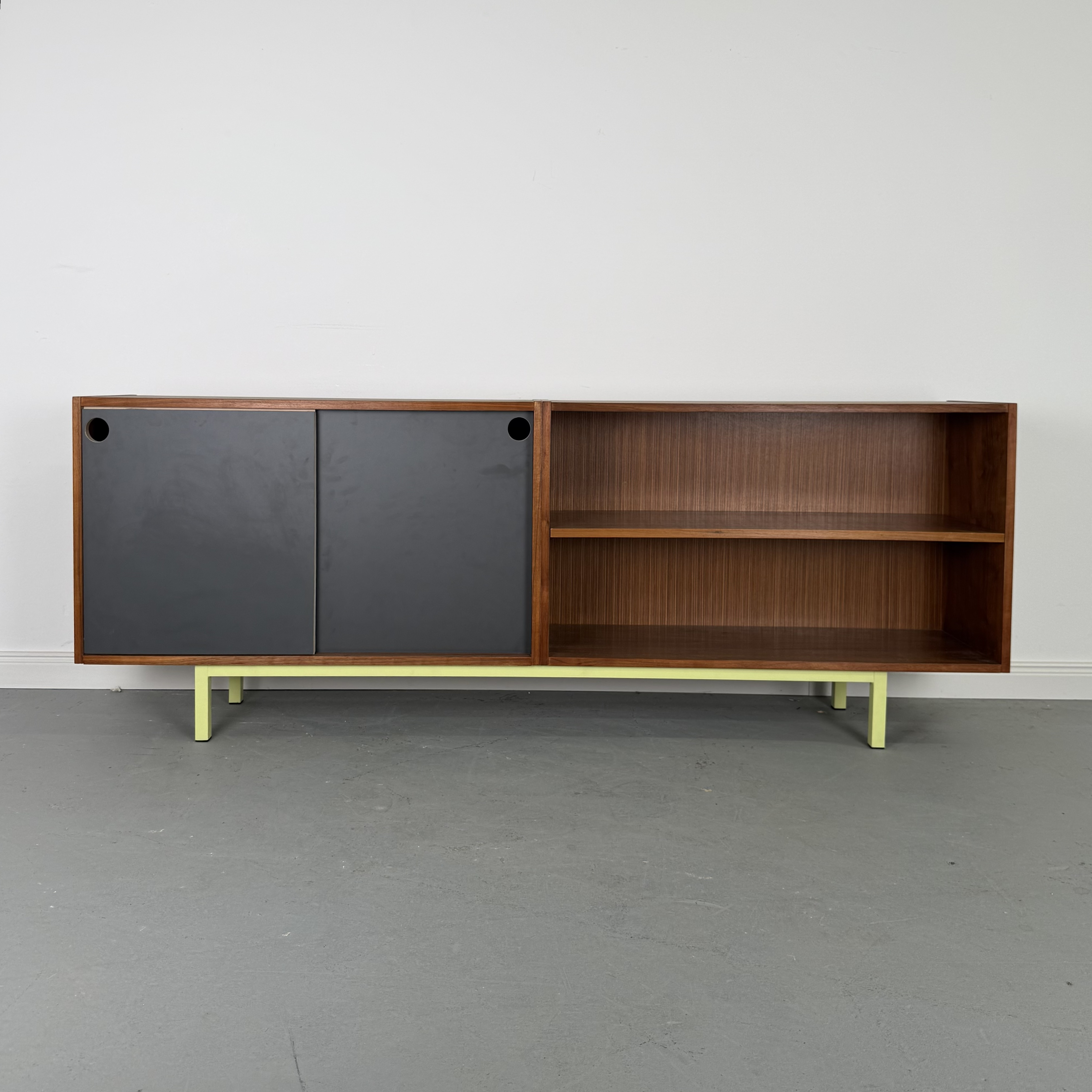 Neu interpretiertes 60er Jahre Sideboard aus zwei Vintage-Kommoden Neu interpretiertes 60er Jahre Sideboard aus zwei Vintage-Kommoden