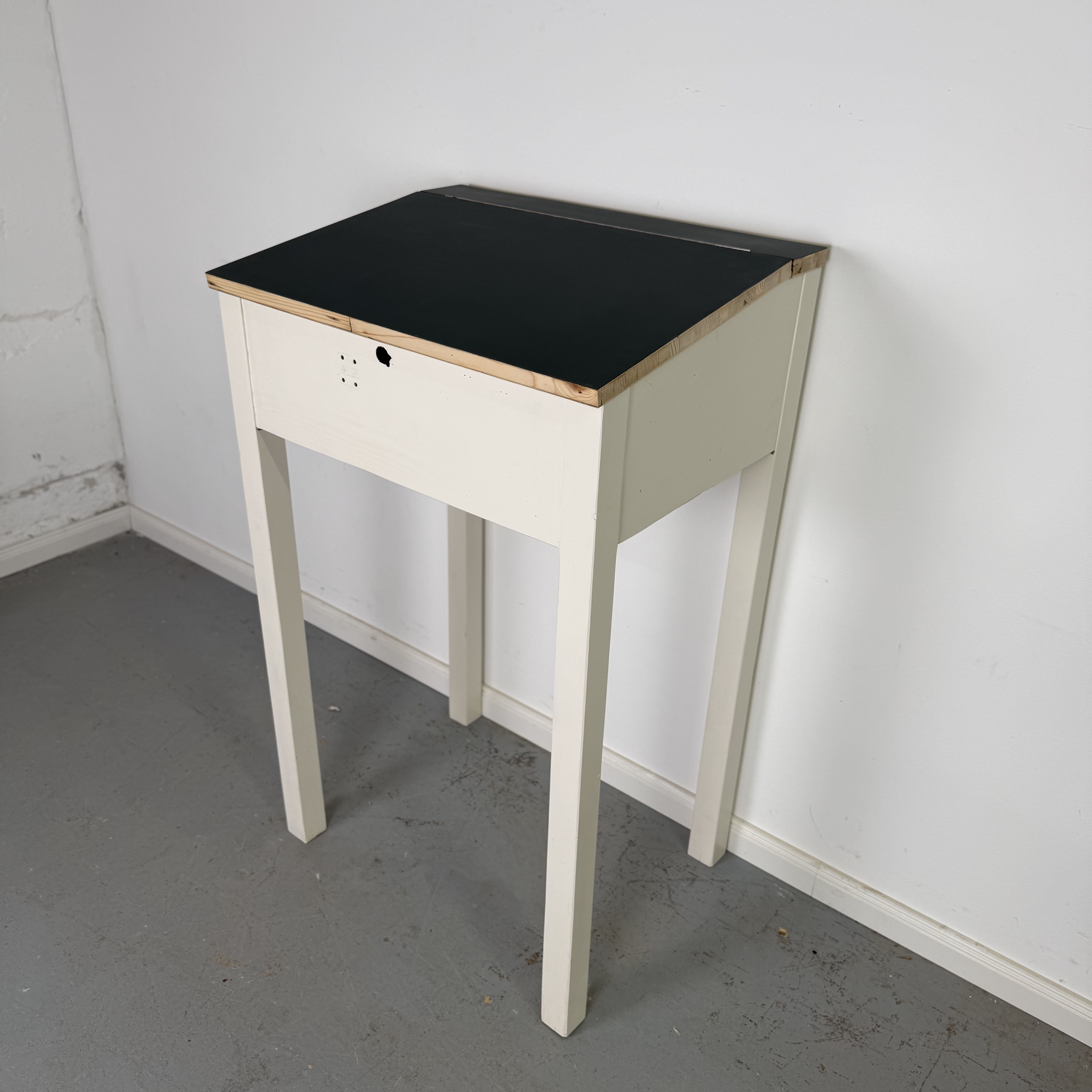 Charmantes Vintage Stehpult in Cremeweiß