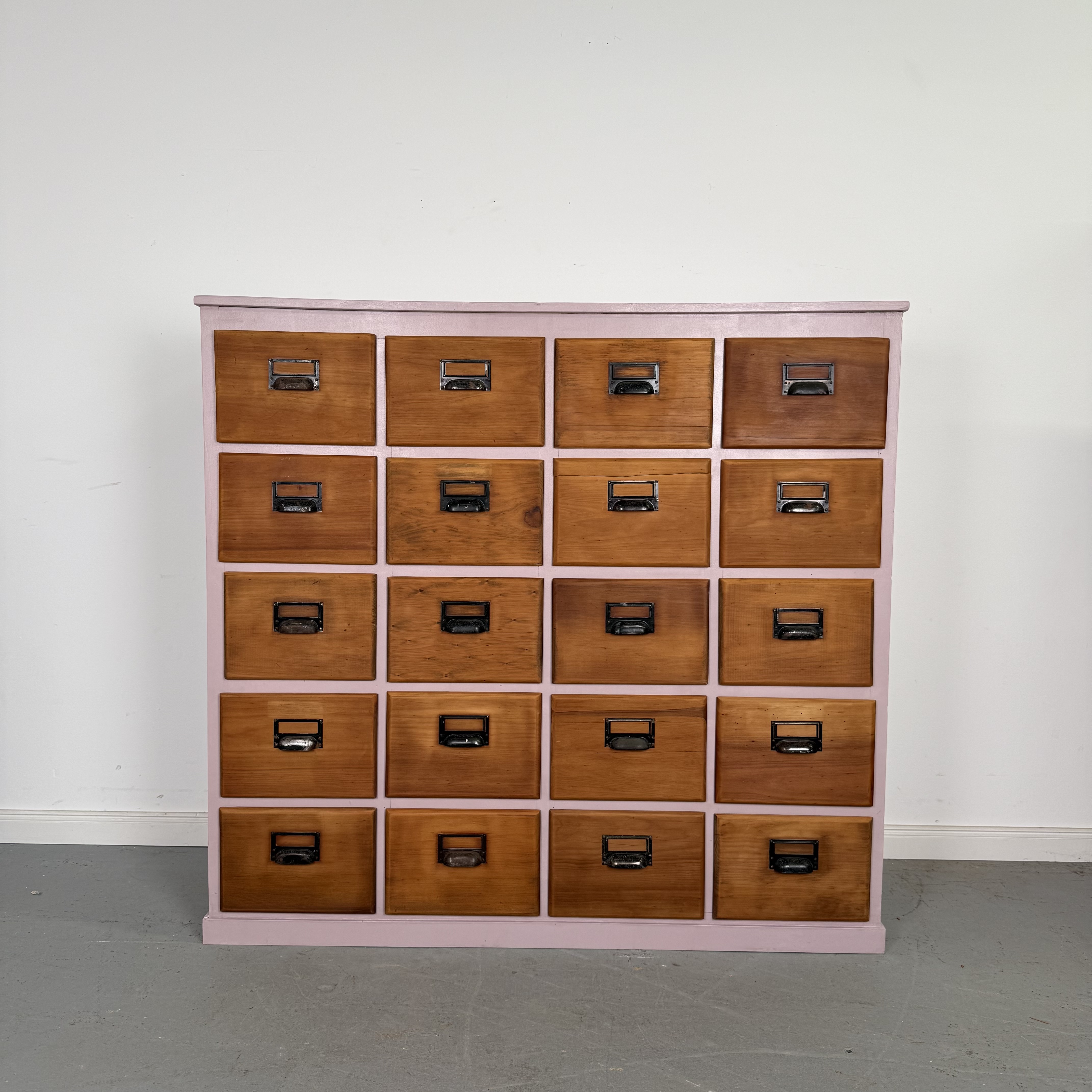 Schicke Apothekerkommode in zartem rosa