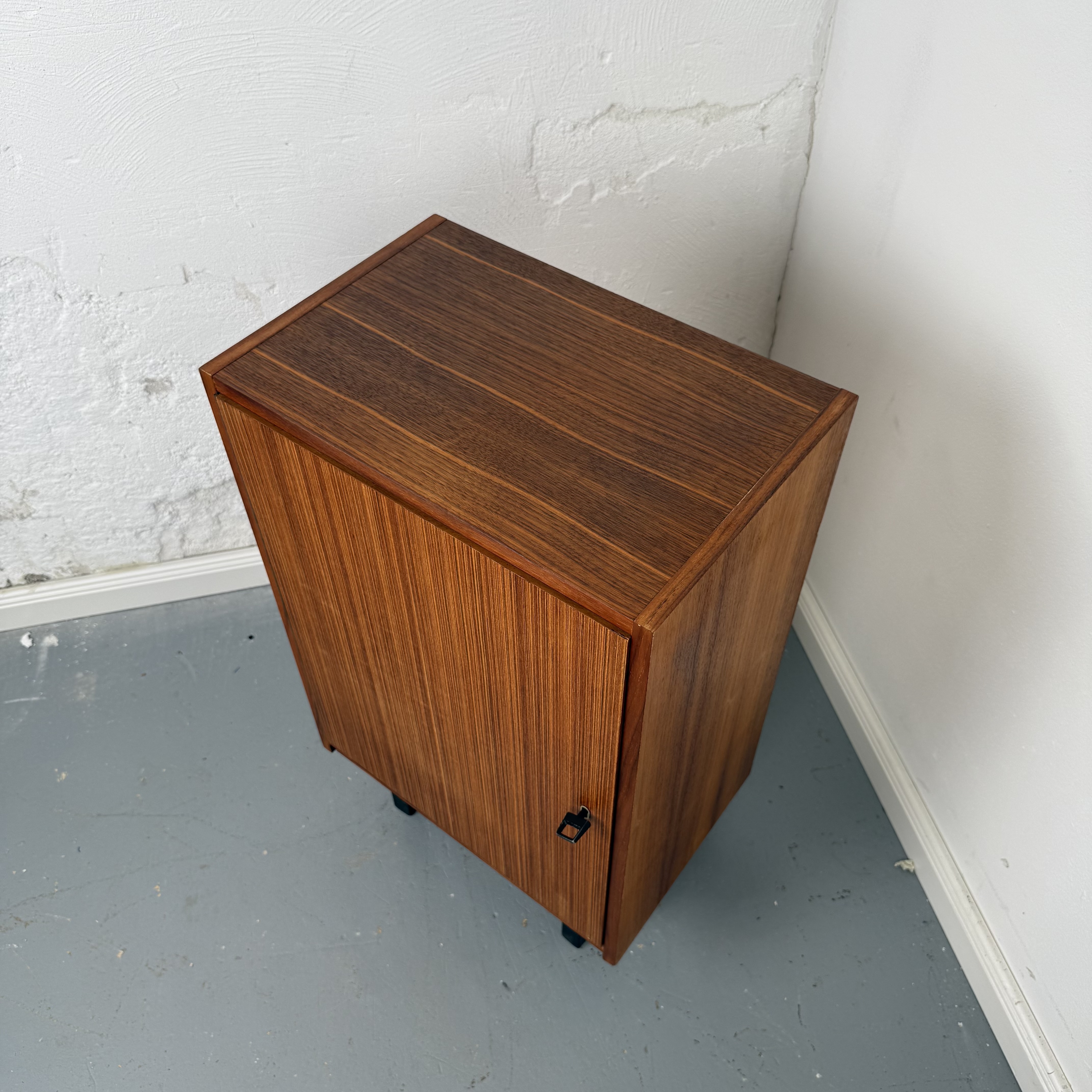Schlanke Beistellkommode im Mid-Century Stil