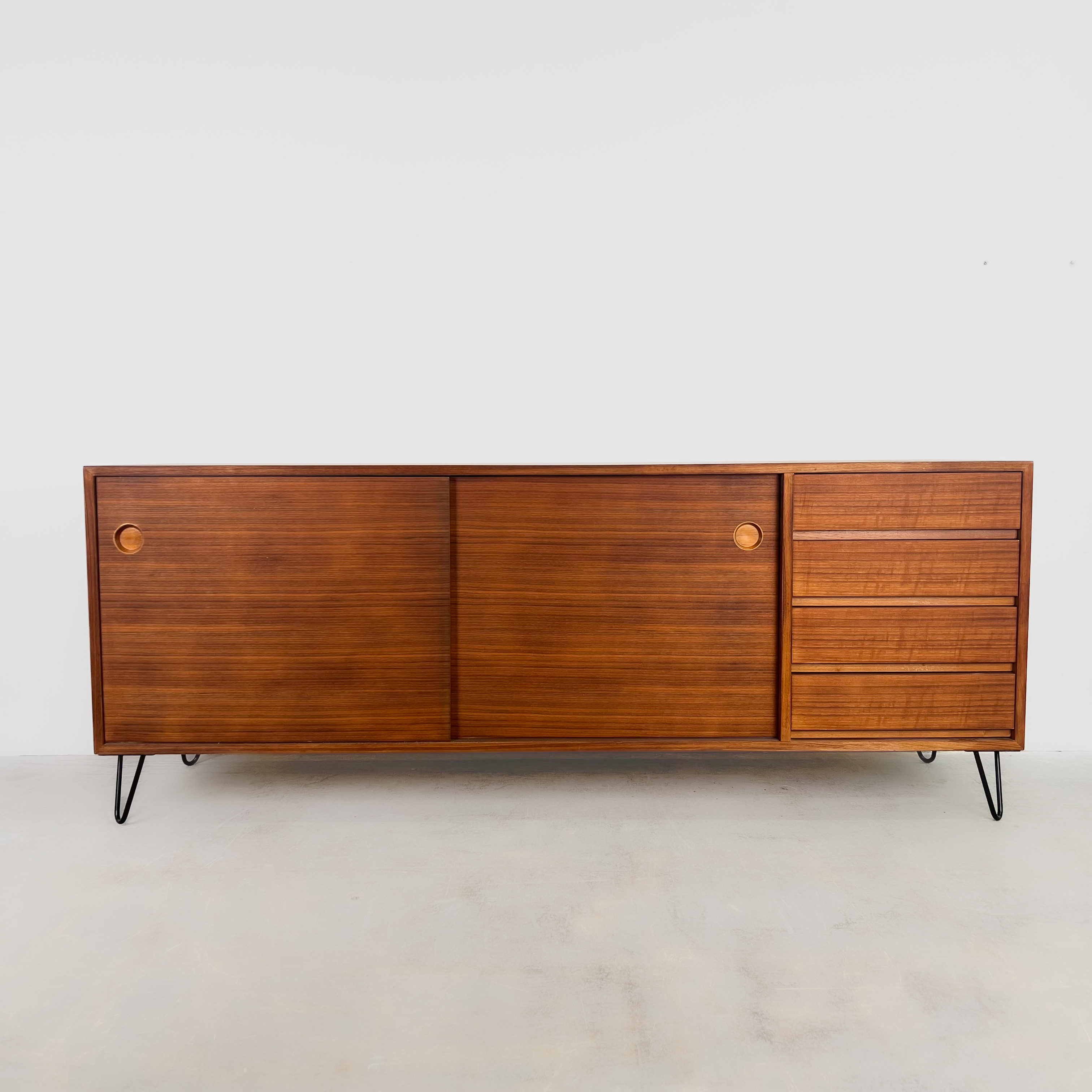 Elegantes Sideboard aus Nussbaumholz