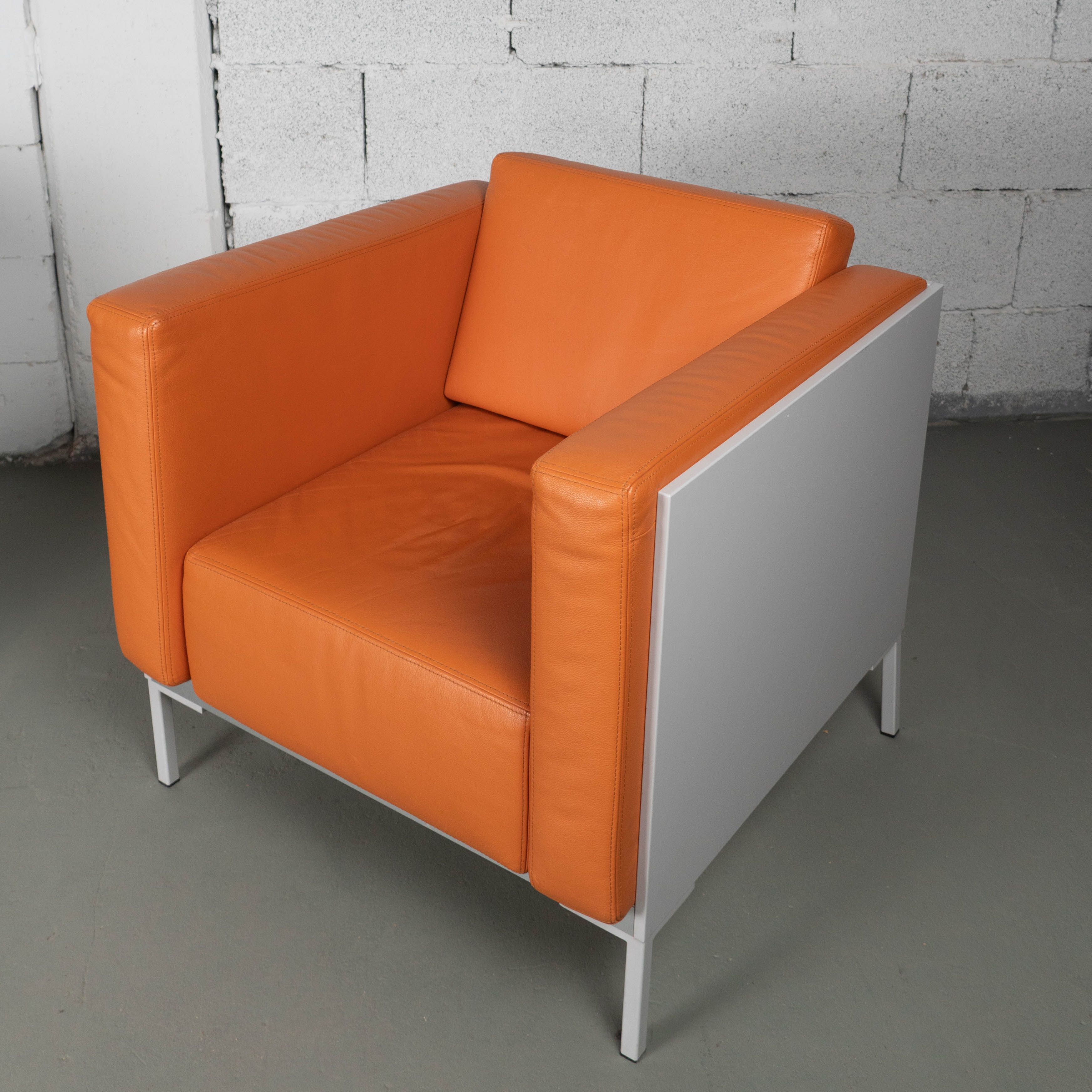 Moderner Ledersessel in Orange mit Metallrahmen