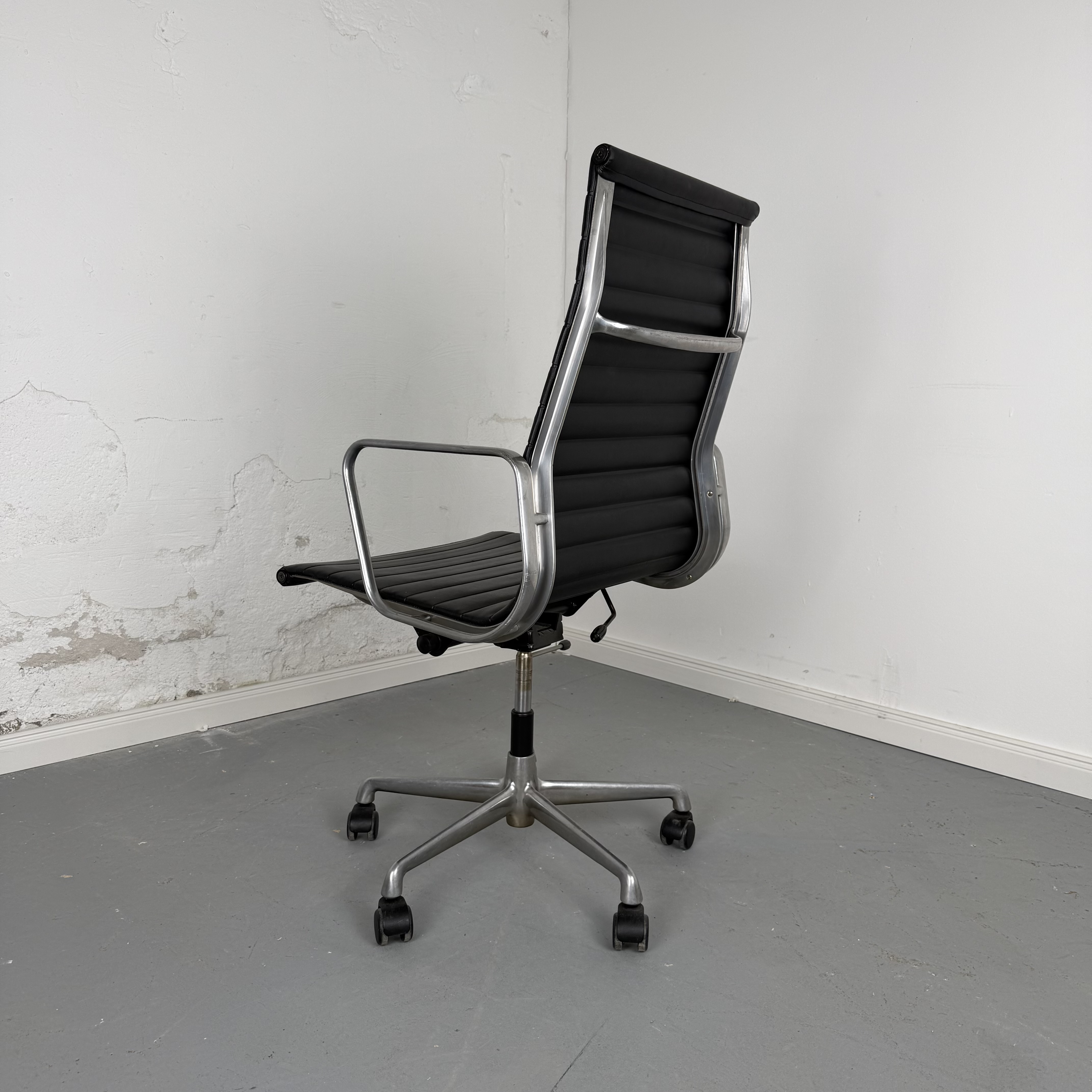 Aluminium Chair EA 119 von Charles & Ray Eames für Herman Miller