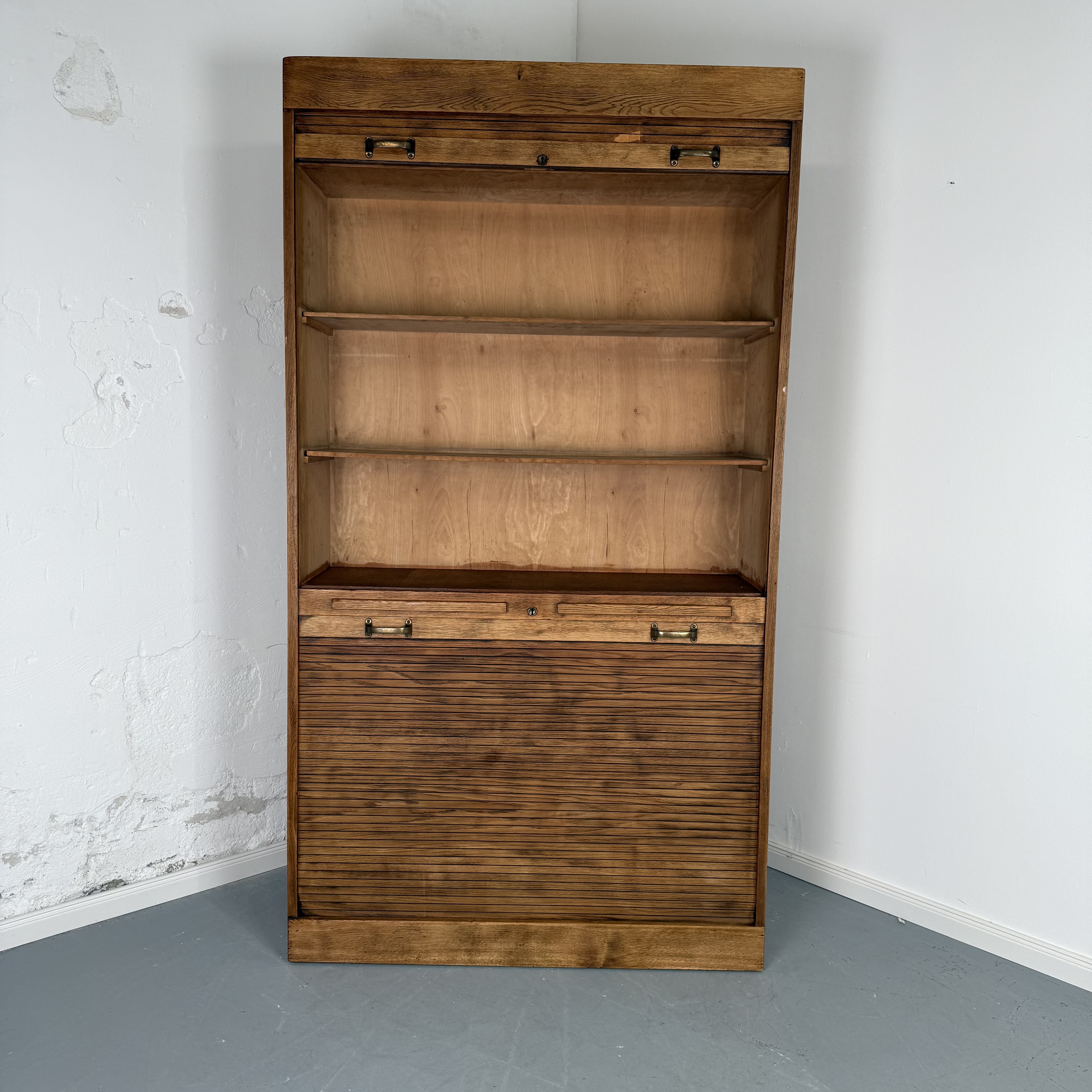 Großzügiger Rollladenschrank aus rustikaler Eiche Großzügiger Rollladenschrank aus rustikaler Eiche