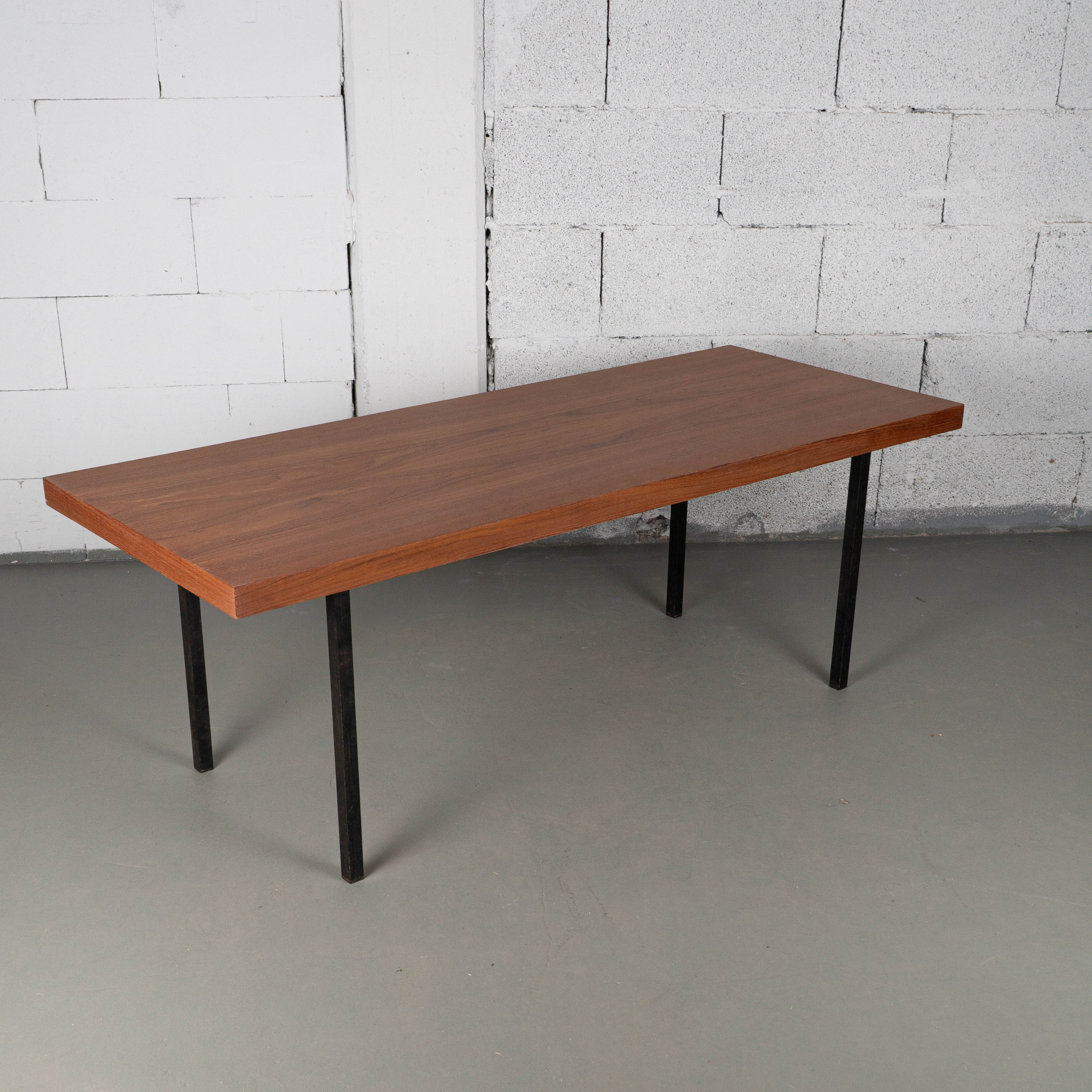 Mid-Century Couchtisch im warmen Holzton mit schwarzen Metallbeinen